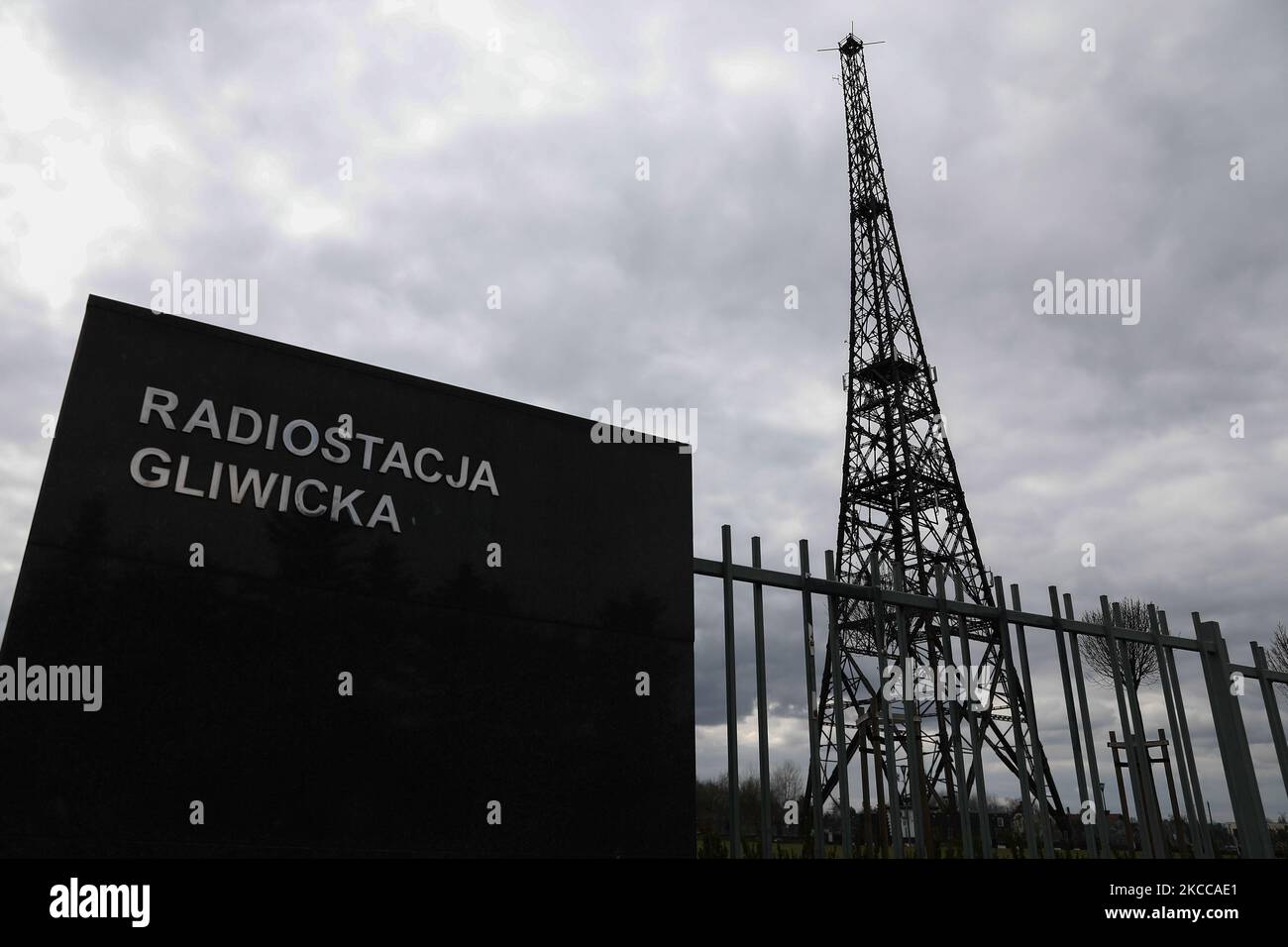 Das höchste Holzgebäude Europas, ein ehemaliger Funkturm in Gliwice, Polen, am 4. April 2021. Der Radiosender war ein Ort des 'Gleiwitz-Vorfalls' am 31. August 1939. Deutsche, die sich als schlesische Separatisten aufstellten, stürmten den Radiosender und sendeten eine Erklärung auf Polnisch, um öffentliche Unterstützung zu erhalten. (Foto von Jakub Porzycki/NurPhoto) Stockfoto Das höchste Holzgebäude Europas, ein ehemaliger Funkturm in Gliwice, Polen, am 4. April 2021. Der Radiosender war ein Ort des 'Gleiwitz-Vorfalls' am 31. August 1939. Deutsche, die sich als schlesische Separatisten aufstellten, stürmten den Radiosender und sendeten eine Erklärung auf Polnisch, um öffentliche Unterstützung zu erhalten. (Foto von Jakub Porzycki/NurPhoto) Stockfoto