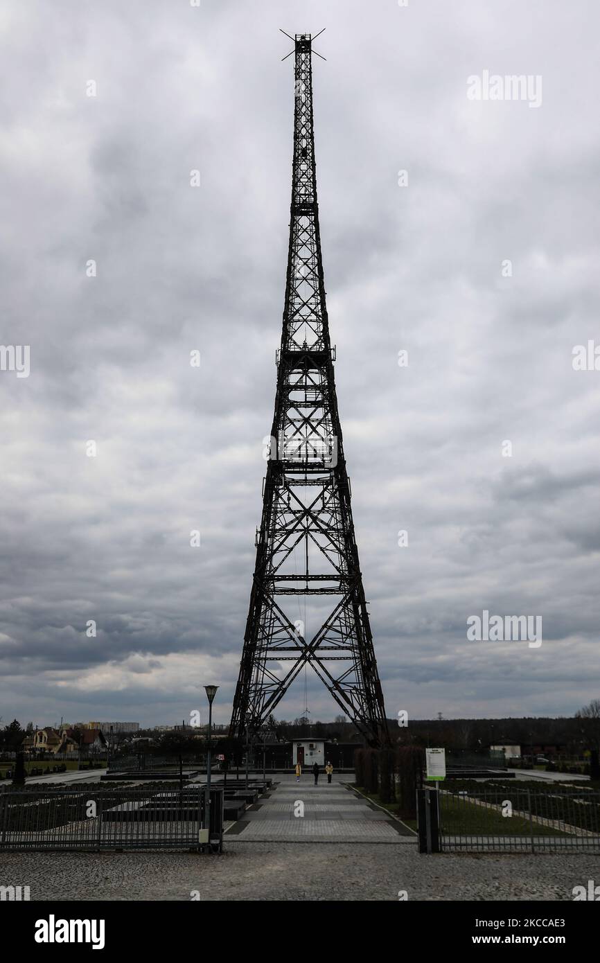 Das höchste Holzgebäude Europas, ein ehemaliger Funkturm in Gliwice, Polen, am 4. April 2021. Der Radiosender war ein Ort des 'Gleiwitz-Vorfalls' am 31. August 1939. Deutsche, die sich als schlesische Separatisten aufstellten, stürmten den Radiosender und sendeten eine Erklärung auf Polnisch, um öffentliche Unterstützung zu erhalten. (Foto von Jakub Porzycki/NurPhoto) Stockfoto Das höchste Holzgebäude Europas, ein ehemaliger Funkturm in Gliwice, Polen, am 4. April 2021. Der Radiosender war ein Ort des 'Gleiwitz-Vorfalls' am 31. August 1939. Deutsche, die sich als schlesische Separatisten aufstellten, stürmten den Radiosender und sendeten eine Erklärung auf Polnisch, um öffentliche Unterstützung zu erhalten. (Foto von Jakub Porzycki/NurPhoto) Stockfoto
