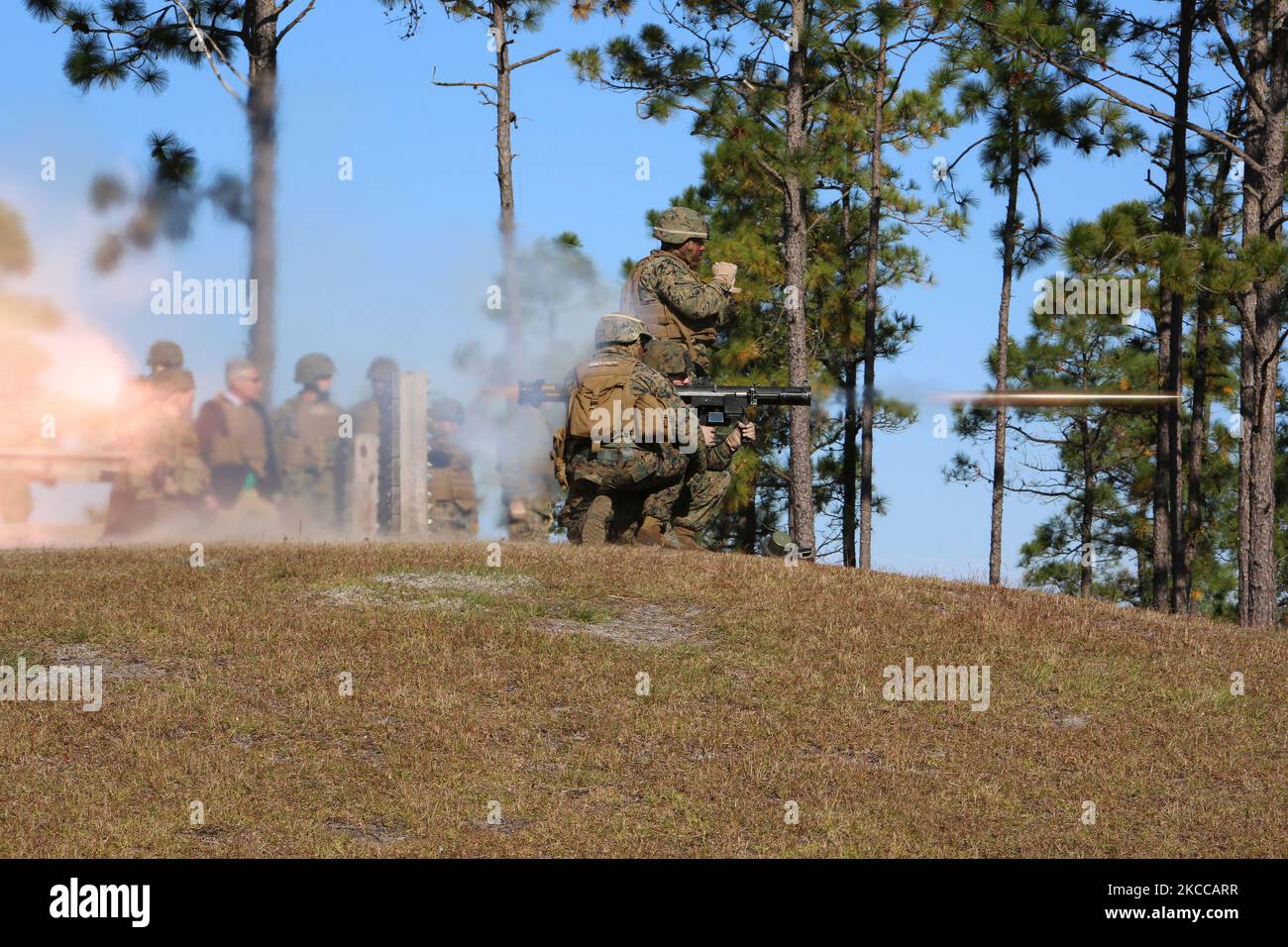 US-Marineinfanteristen feuern die MK153 von der Schulter gestartete Mehrzweck-Sturmwaffe. Stockfoto