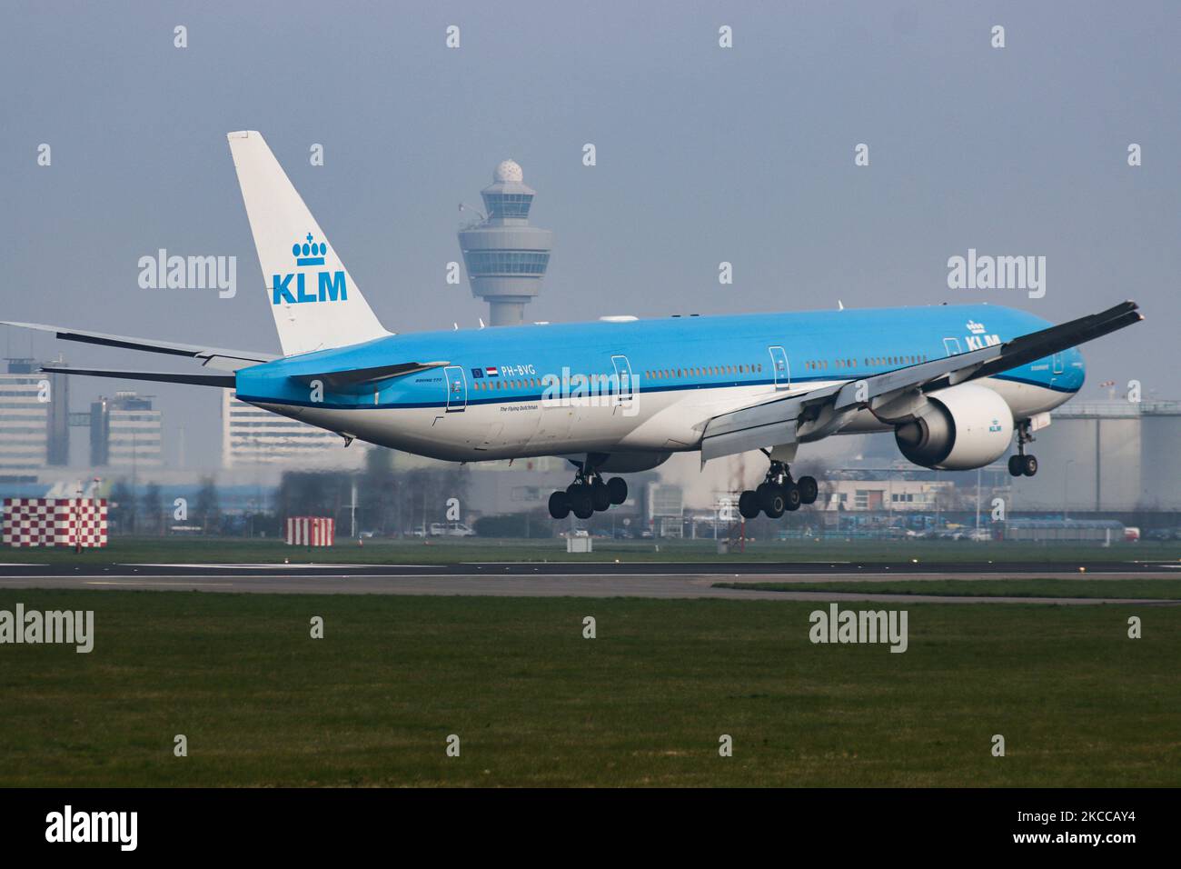 KLM Royal Dutch Airlones Boeing 777-300-Flugzeuge, wie sie bei der endgültigen Landung auf dem internationalen Flughafen Amsterdam Schiphol AMS EHAM fliegen. Das Großkarosserie-Flugzeug für Langstreckenflüge hat die Registrierung PH-BVG, den Namen Nationaal Park Wolong / Wolong National Nature Reserve und wird von 2x GE-Triebwerken angetrieben. KLM Koninklijke Luchtvaart Maatschappij N.V. ist die Flaggon-Fluggesellschaft der Niederlande mit Drehkreuz in Amsterdam, die Fluggesellschaft ist die älteste der Welt, Mitglied der SkyTeam-Luftfahrtallianz und gehört Air France - KLM Group. Laut lokalen und internationalen Medien im April Stockfoto