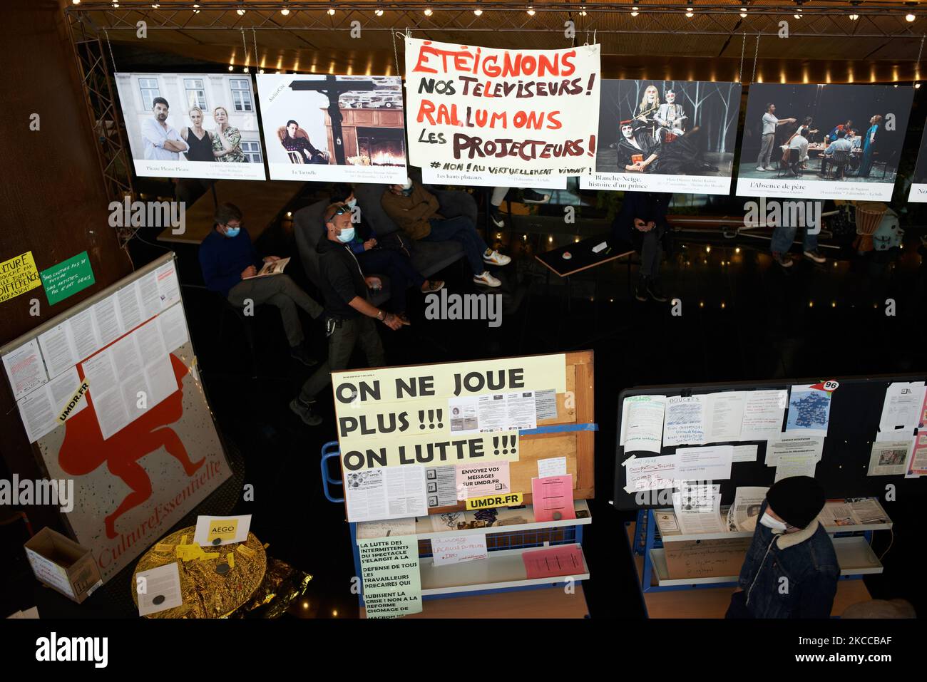 Auf den Bannern stand während der Generalversammlung: „Fernseher ausschalten, Scheinwerfer einschalten“ und „Wir spielen nicht mehr, wir kämpfen“. Kulturschaffende (Schauspieler, Live-Künstler, Musiker, Techniker usw.), prekäre Arbeiter und Aktivisten besetzen immer noch das Nationaltheater von Toulouse, das „Theatre de la Cite“ genannt wird, um die Verlängerung ihrer Arbeitslosenunterstützung („annee Blanche“) und den Rückzug der Reform der Arbeitslosenunterstützung zu fordern. Sie protestieren auch gegen die Schließung aller Theater, Kinos, Konzertsäle usw. durch die französische Regierung aufgrund der Covid-19-Pandemie seit einem Jahr. Sie planen, occ Stockfoto