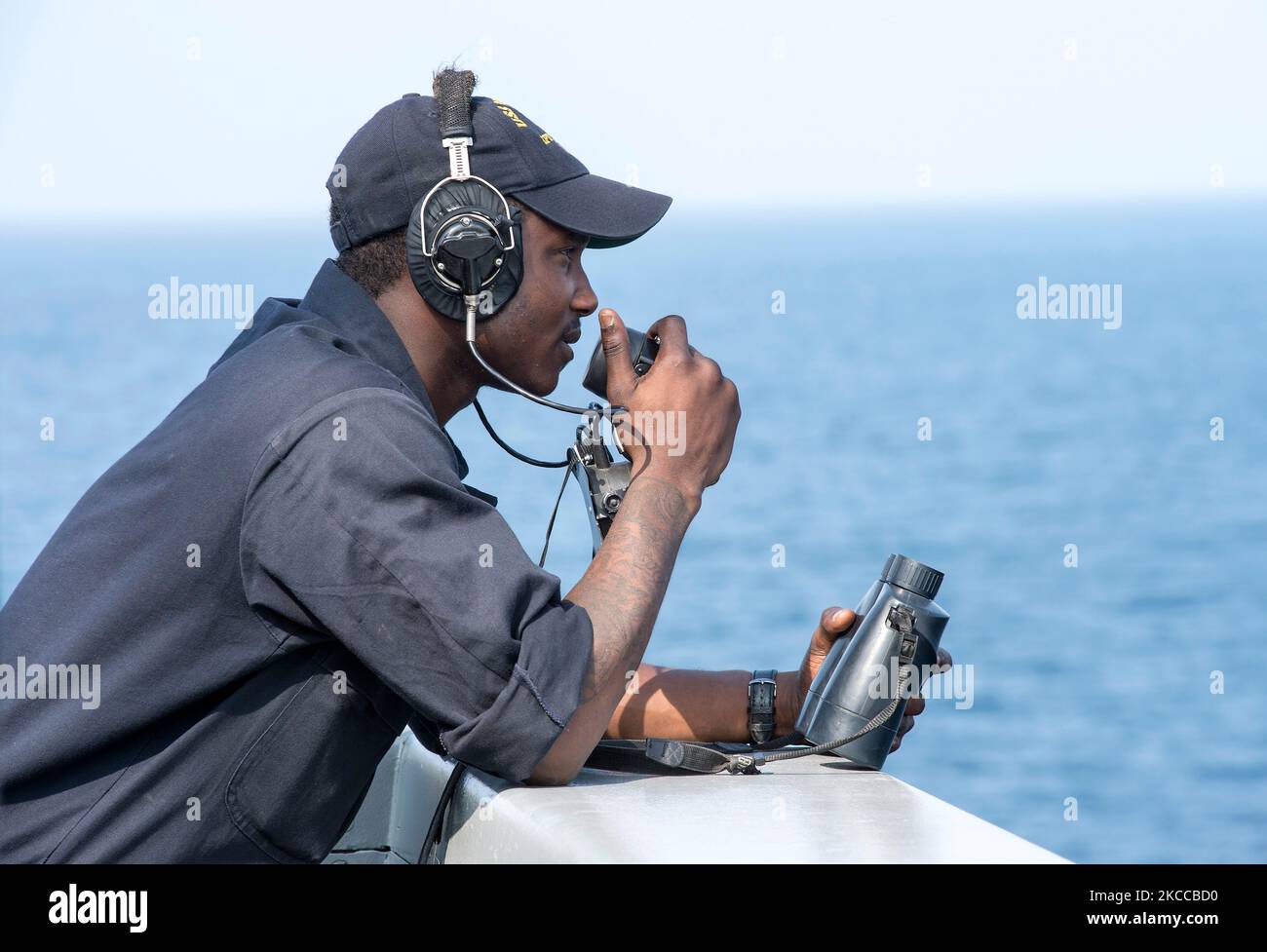 Der Mate Seaman von boatswain verwendet ein Telefon mit Tonstromversorgung. Stockfoto