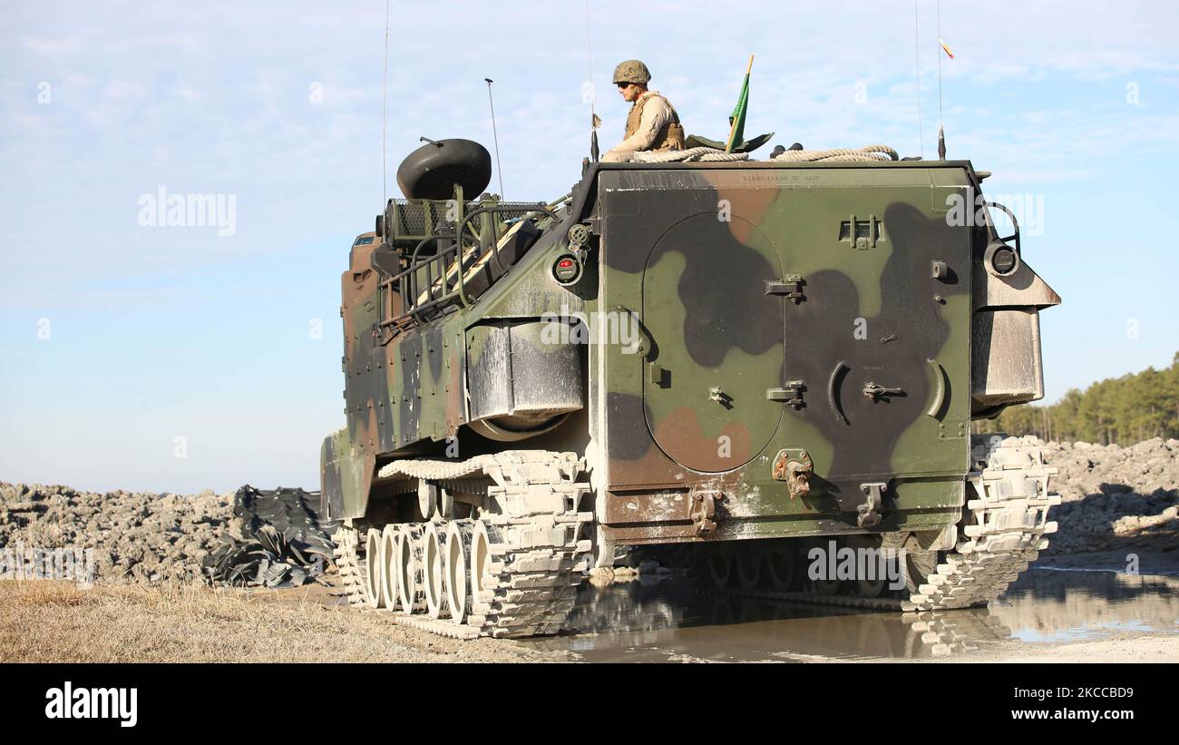 U.S. Marine sitzt auf einem amphibischen Angriffsfahrzeug. Stockfoto