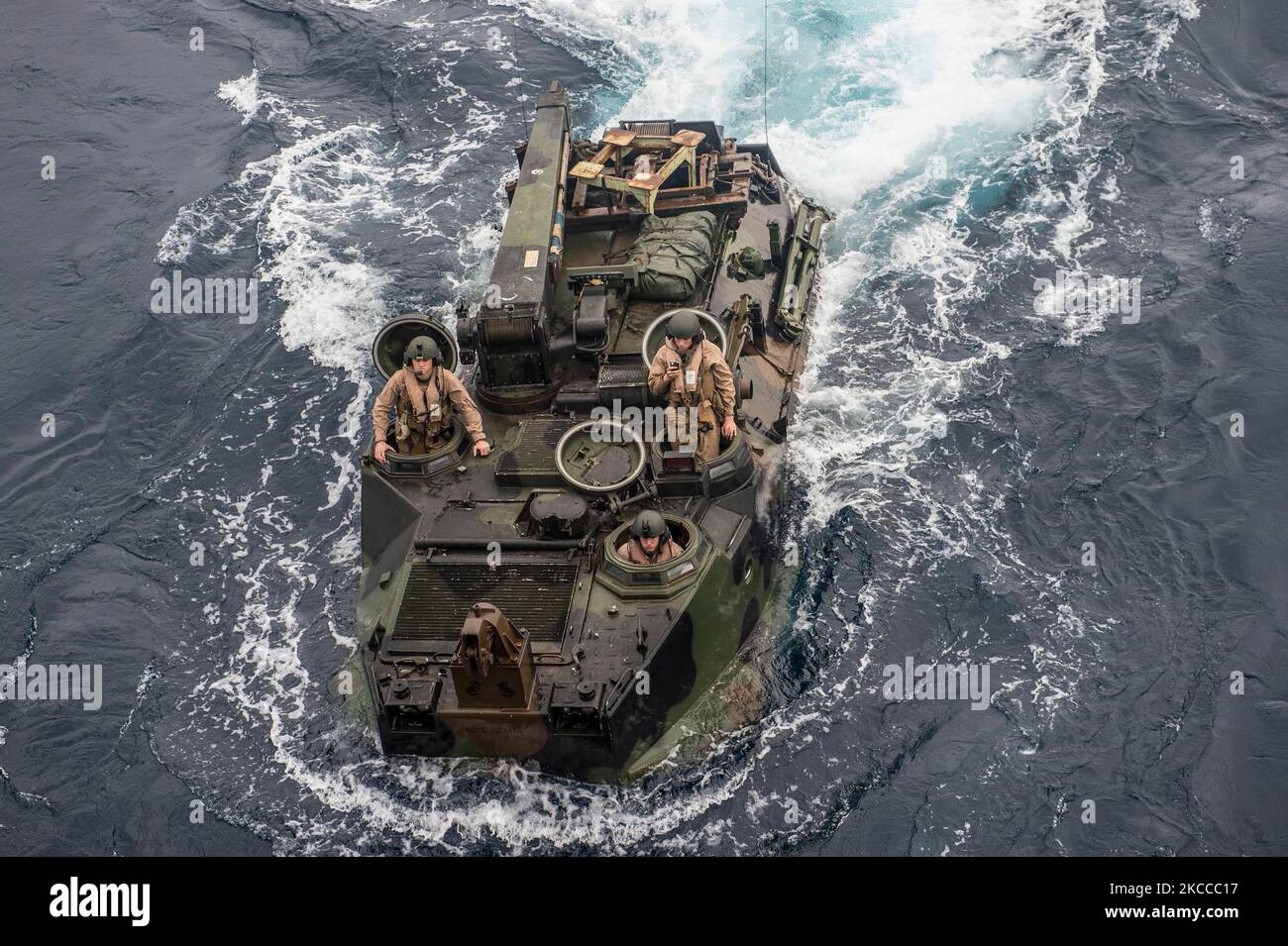 Ein amphibisches Angriffsfahrzeug bereitet sich darauf vor, das Brunnendeck der USS Bonhomme Richard zu betreten. Stockfoto