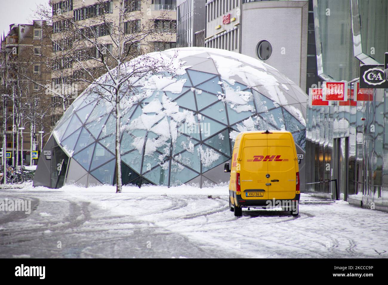 Ein DHL Lieferwagen in Eindhoven während des Schnees. Am dritten Tag des ungewöhnlichen Schneefalls im April in den Niederlanden wacht das Land nach einem intensiven morgendlichen Schneefall, ein bizarres Ereignis für den April, mit Schnee bedeckt auf. Die 3. Tage mit niedrigen Temperaturen und Schneefall in den Niederlanden nach dem „Weißen Ostermontag“ mit einem deutlichen Temperaturabfall, der nach Angaben der niederländischen Meteorologischen Agentur KNMI den Gefrierpunkt erreicht hat, wodurch der Ostermontag zu einem der kältesten Tage aller Zeiten mit niedrigen Temperaturen wurde. Zusätzlich zu Schnee, Hagel und hoher Geschwindigkeit kam es zu starkem eisgekühlten Wind. Das KNMI hat den Code y ausgegeben Stockfoto