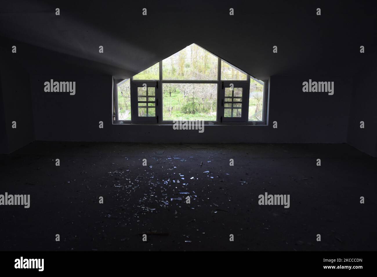 Das beschädigte Wohnhaus, in dem die Militanten vermutlich während der Absperrung im Gebiet Gulab Bagh von Srinagar, dem indischen Kaschmir, am 07. April 2021 gefangen waren. Die Nachtoperation der indischen Streitkräfte wurde heute abgesetzt, nachdem kein Kontakt mit Militanten hergestellt wurde, jedoch wurde ein Wohnhaus in den OP teilweise beschädigt. (Foto von Muzamil Mattoo/NurPhoto) Stockfoto
