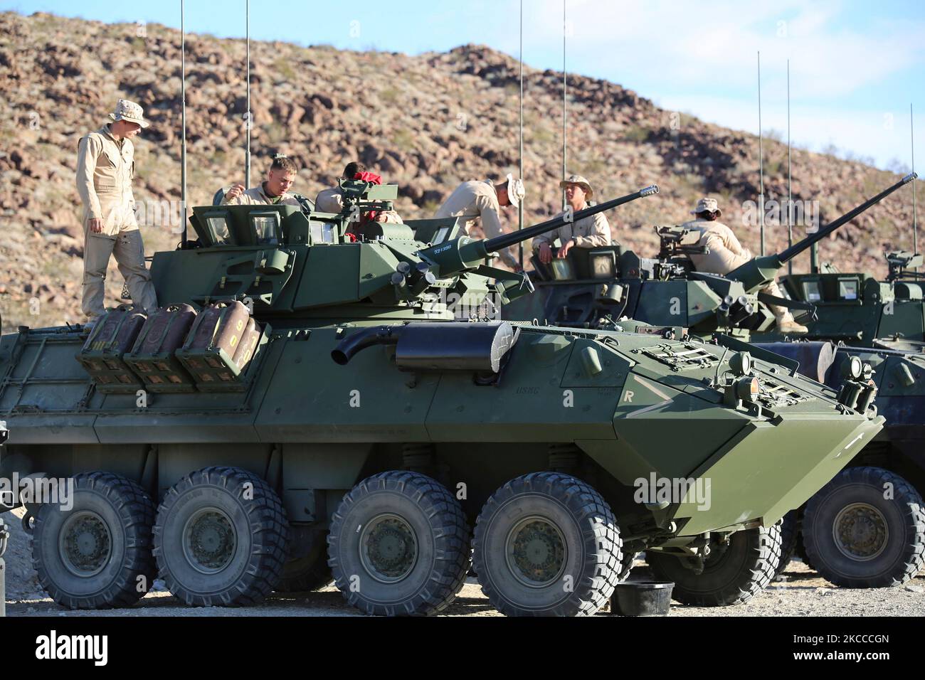 Marines arbeiten an der Spitze ihrer LAV-25 in Twentynine Palms, Kalifornien. Stockfoto