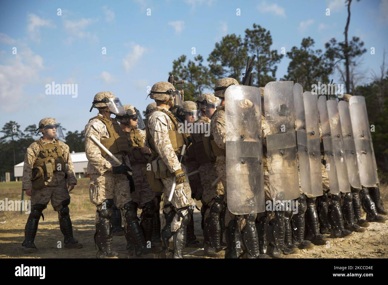US-Marineinfanteristen bereiten sich darauf vor, ihre nicht-tödliche Waffenausbildung in Camp Lejeune, North Carolina, zu beginnen. Stockfoto
