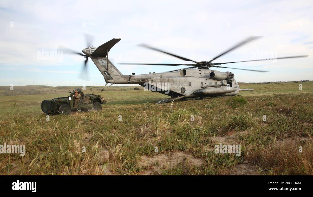 Ein CH-53E Super Hengst setzt ein Team von Aufklärungsmarinen ein. Stockfoto