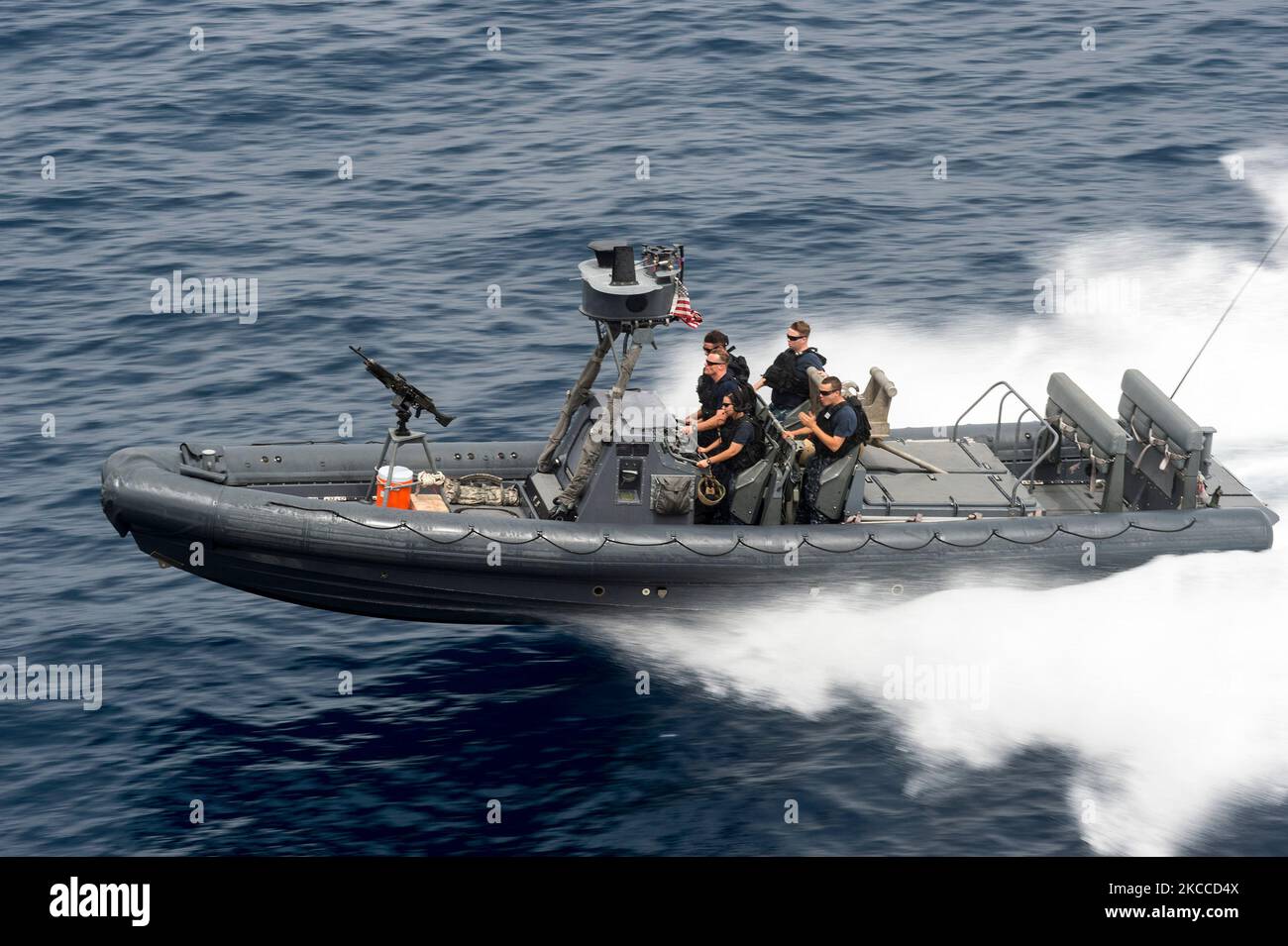 Seeleute in einem Schlauchboot mit starrem Rumpf. Stockfoto