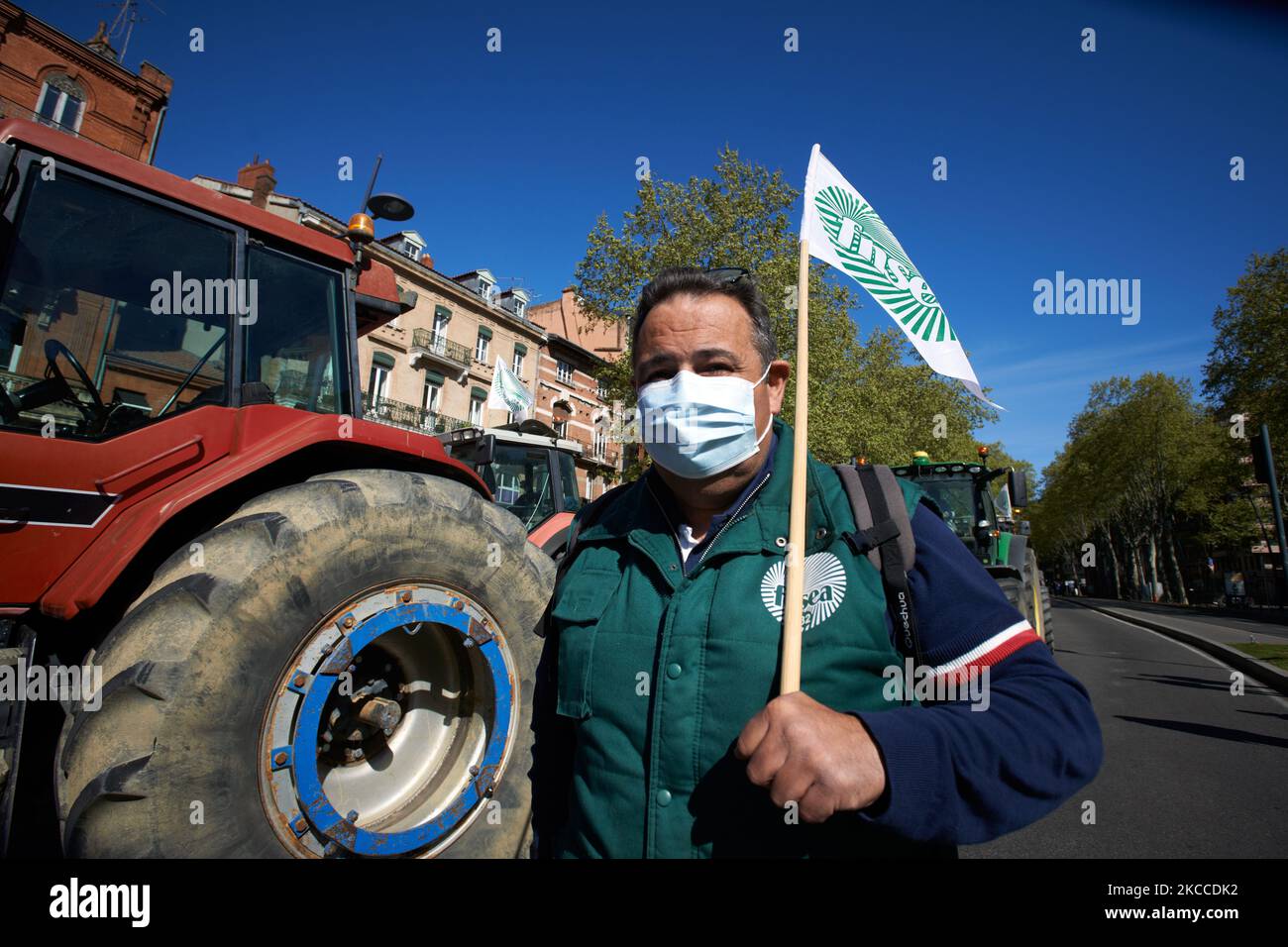 Ein Landwirt. Mehrere hundert Bauern versammelten sich mit ihren Traktoren und mit Gülle in Toulouse, um gegen die Verhandlungen in Brüssel über die Gemeinsame Agrarpolitik 2023 zu protestieren. Die Demonstration wurde von der wichtigsten Bauerngewerkschaft, der FNSEA, und ihren Tochtergesellschaften, der FDSEA und der ja (Jeunes Agriculteurs ie Young Farmers), aufgerufen. Die Landwirte sind ebenfalls besorgt über die Ökologie, da sie sagen, dass die neuen Vorschriften sie blockieren werden, um ihre Arbeit richtig zu machen: Zum Beispiel müssen sie einen Streifen halten, ohne Biozide (Pestizide, Unkrautvernichter usw.) zum Schutz der Nachbarn zu verwenden. Sie beschweren sich auch über die Preise Stockfoto