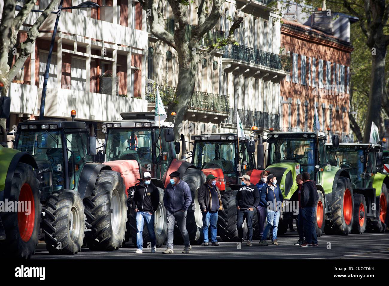 Mehrere hundert Bauern versammelten sich mit ihren Traktoren und mit Gülle in Toulouse, um gegen die Verhandlungen in Brüssel über die Gemeinsame Agrarpolitik 2023 zu protestieren. Die Demonstration wurde von der wichtigsten Bauerngewerkschaft, der FNSEA, und ihren Tochtergesellschaften, der FDSEA und der ja (Jeunes Agriculteurs ie Young Farmers), aufgerufen. Die Landwirte sind ebenfalls besorgt über die Ökologie, da sie sagen, dass die neuen Vorschriften sie blockieren werden, um ihre Arbeit richtig zu machen: Zum Beispiel müssen sie einen Streifen halten, ohne Biozide (Pestizide, Unkrautvernichter usw.) zum Schutz der Nachbarn zu verwenden. Sie beschweren sich auch über zu niedrige Preise. Farme Stockfoto