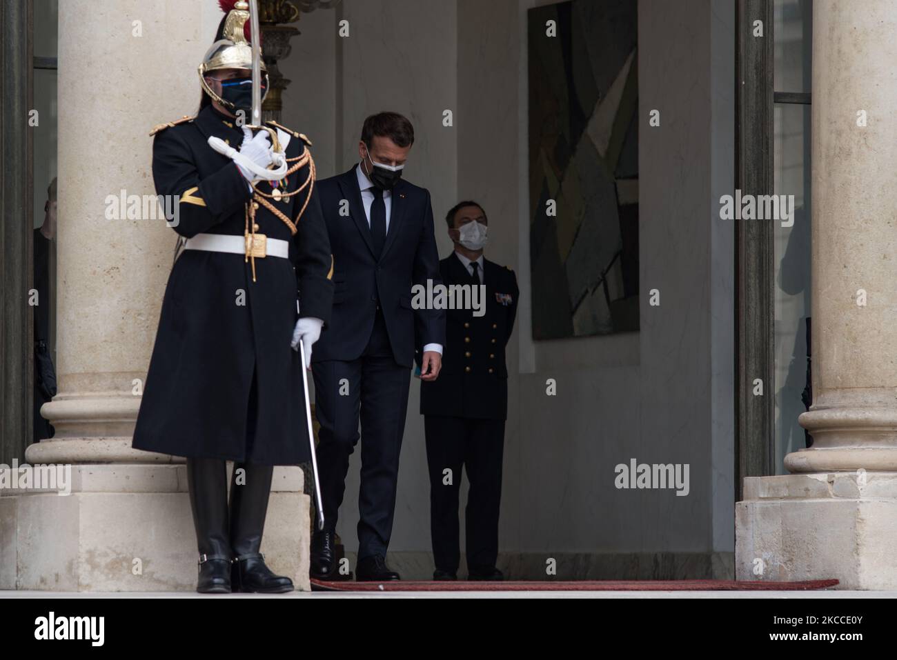 Der französische Präsident Emmanuel Macron erwartet im Elysee-Palast die Ankunft des togolesischen Präsidenten Faure Essozimna Gnassingbe für einen bilateralen Gipfel am 9. April 2021 in Paris. (Foto von Andrea Savorani Neri/NurPhoto) Stockfoto