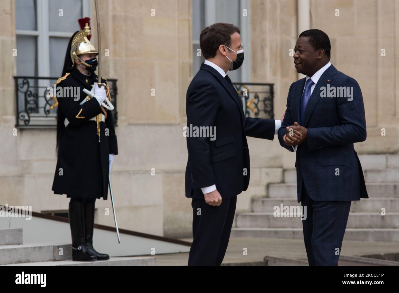 Das Treffen zwischen dem französischen Präsidenten Emmanuel Macron und dem togolesischen Präsidenten Faure Essozimna Gnassingbe, zu Gast bei einem Arbeitsessen im Elysée-Palast in Paris am 9. April 2021. (Foto von Andrea Savorani Neri/NurPhoto) Stockfoto