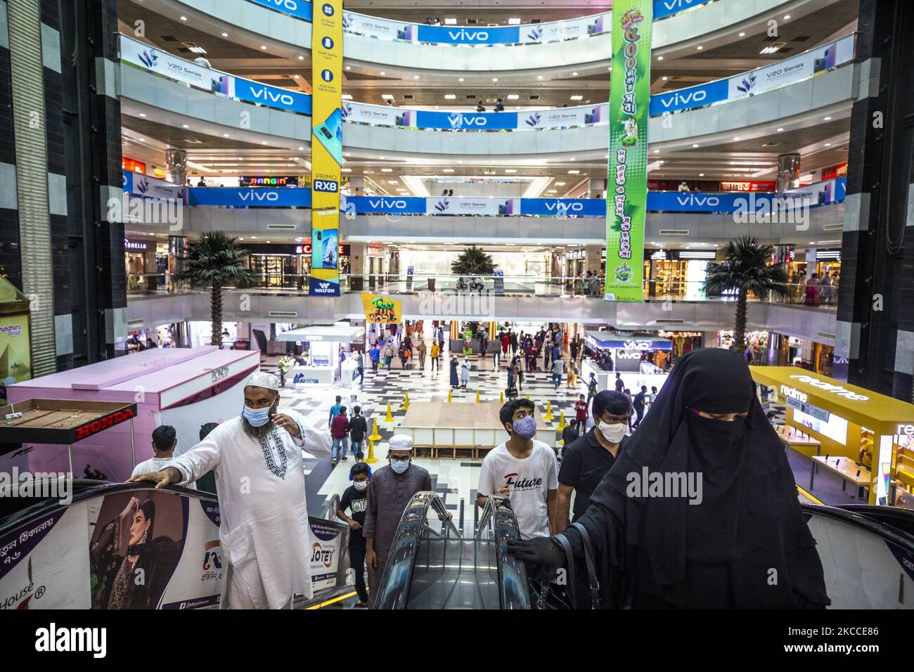 Die Kunden gehen am 9. April 2021 in die Bashundhara Shopping Mall in Dhaka, um für das kommende neue Jahr in Bangladesh und Eid al Fitr einzukaufen. (Foto von Ahmed Salahuddin/NurPhoto) Stockfoto