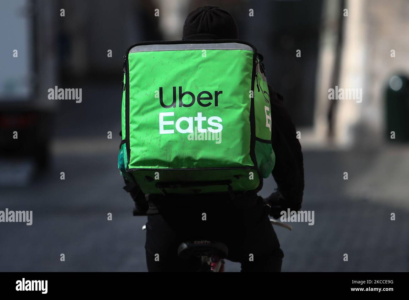 Uber isst Kurier fährt am 7. April 2021 in Krakau, Polen, ein Fahrrad. (Foto von Jakub Porzycki/NurPhoto) Stockfoto