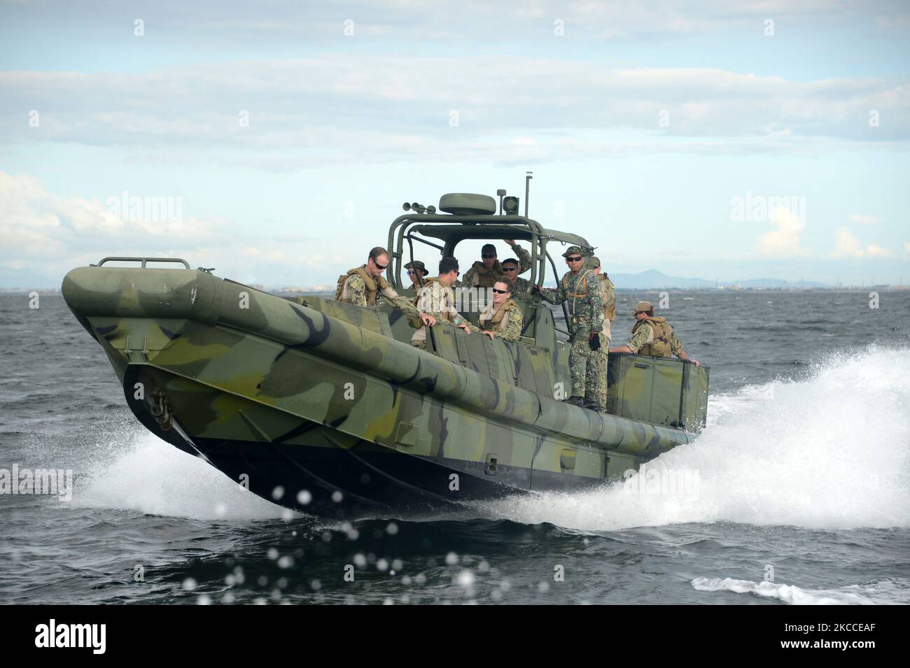 Seeleute der US-Marine trainieren mit philippinischen Marineinfanteristen an Bord eines Flussstreifenboots. Stockfoto