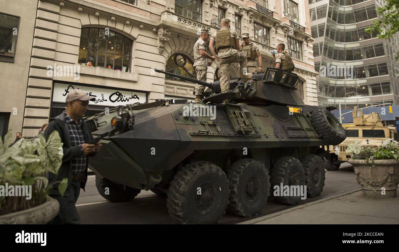 Ein helles gepanzertes Fahrzeug, das in den Straßen von New York City ausgestellt wird. Stockfoto