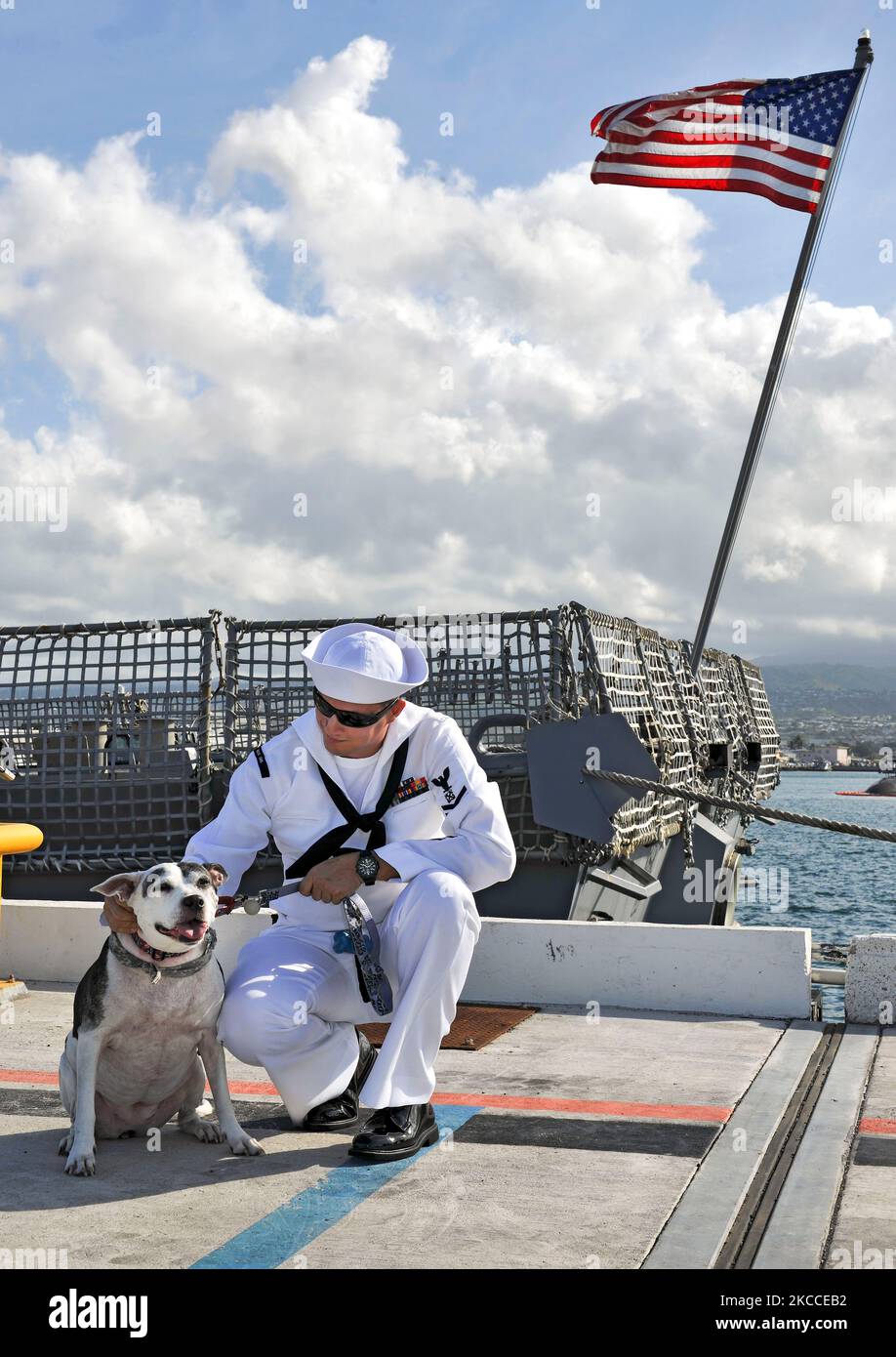 Der Seemann der US-Marine sagt vor dem Abflug des Schiffes Auf Wiedersehen zu seinem Hund. Stockfoto