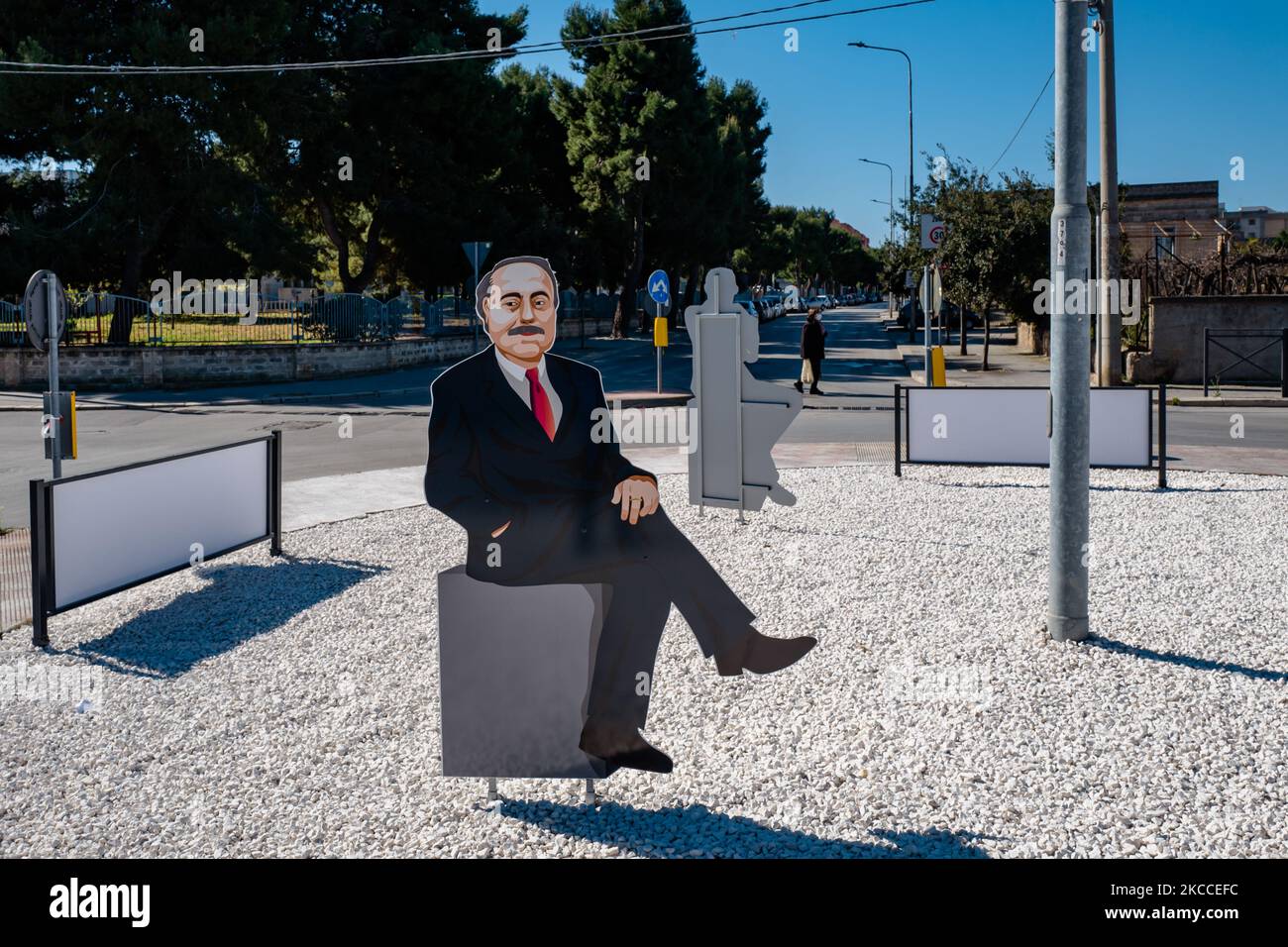 Die Silhouette von Giovanni Falcone wurde am 9. April 2021 an einem Kreisverkehr in Bisceglie installiert. Gestern wurde die Insel der Legalität eingeweiht, der Kreisverkehr an der Kreuzung der Via Giuliani, der Via Fragata und der Via Cala dell'Arciprete in Bisceglie, wo vier lebensgroße Blechumrisse mit den Männern, die den Kampf gegen die Mafia symbolisieren, installiert wurden: Die Richter Paolo Borsellino und Giovanni Falcone, der Journalist Peppino Impastato, der Direktor des Cosenza-Gefängnisses Sergio Cosmai, ein Bürger von Bisceglie. Das Projekt wurde von den Schülern und Schulmitarbeitern des IISS 'S geleitet Stockfoto