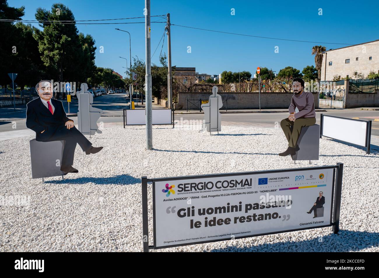 Die Silhouette von Giovanni Falcone und Peppino Impastato wurde am 9. April 2021 an einem Kreisverkehr in Bisceglie installiert. Gestern wurde die Insel der Legalität eingeweiht, der Kreisverkehr an der Kreuzung der Via Giuliani, der Via Fragata und der Via Cala dell'Arciprete in Bisceglie, wo vier lebensgroße Blechumrisse mit den Männern, die den Kampf gegen die Mafia symbolisieren, installiert wurden: Die Richter Paolo Borsellino und Giovanni Falcone, der Journalist Peppino Impastato, der Direktor des Cosenza-Gefängnisses Sergio Cosmai, ein Bürger von Bisceglie. Das Projekt wurde von den Schülern und der Schule geleitet Stockfoto