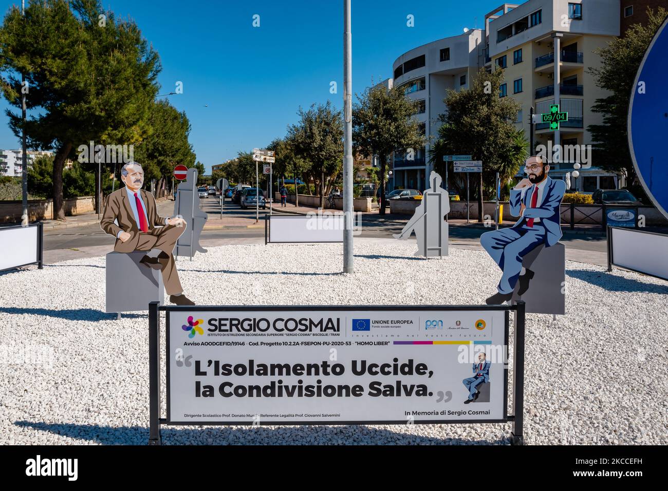Die Silhouette von Paolo Borsellino und Sergio Cosmai wurde am 9. April 2021 an einem Kreisverkehr in Bisceglie installiert. Gestern wurde die Insel der Legalität eingeweiht, der Kreisverkehr an der Kreuzung der Via Giuliani, der Via Fragata und der Via Cala dell'Arciprete in Bisceglie, wo vier lebensgroße Blechumrisse mit den Männern, die den Kampf gegen die Mafia symbolisieren, installiert wurden: Die Richter Paolo Borsellino und Giovanni Falcone, der Journalist Peppino Impastato, der Direktor des Cosenza-Gefängnisses Sergio Cosmai, ein Bürger von Bisceglie. Das Projekt wurde von den Schülern und dem Schulbetreff geleitet Stockfoto