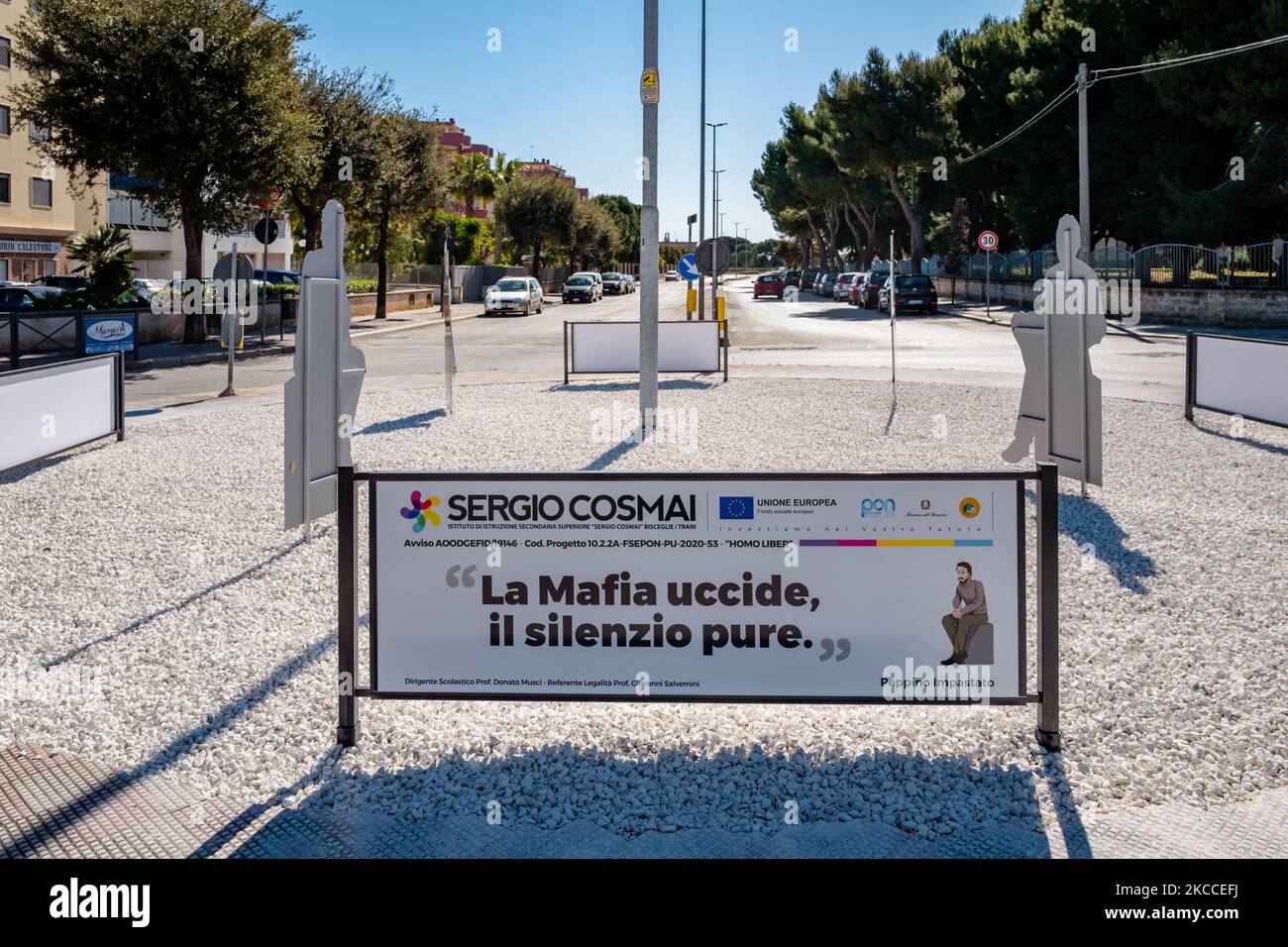 Ein Schild mit einem Zitat über das zivile und moralische Engagement gegen Kriminalität am 9. April 2021 in Bisceglie. Gestern wurde die Insel der Legalität eingeweiht, der Kreisverkehr an der Kreuzung der Via Giuliani, der Via Fragata und der Via Cala dell'Arciprete in Bisceglie, wo vier lebensgroße Blechumrisse mit den Männern, die den Kampf gegen die Mafia symbolisieren, installiert wurden: Die Richter Paolo Borsellino und Giovanni Falcone, der Journalist Peppino Impastato, der Direktor des Cosenza-Gefängnisses Sergio Cosmai, ein Bürger von Bisceglie. Das Projekt wurde von den Studenten und scho geleitet Stockfoto