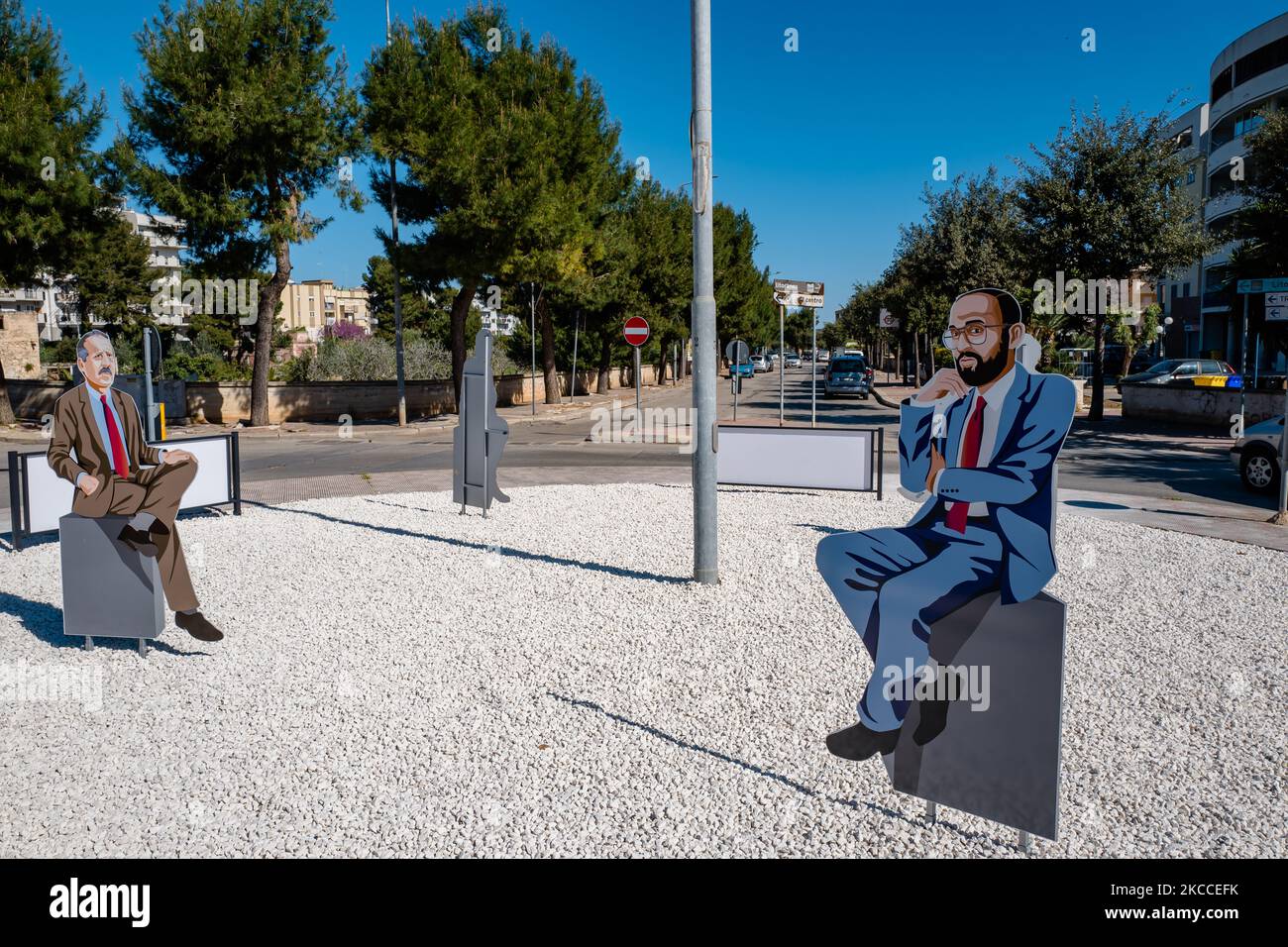 Die Silhouette von Paolo Borsellino und Sergio Cosmai wurde am 9. April 2021 an einem Kreisverkehr in Bisceglie installiert. Gestern wurde die Insel der Legalität eingeweiht, der Kreisverkehr an der Kreuzung der Via Giuliani, der Via Fragata und der Via Cala dell'Arciprete in Bisceglie, wo vier lebensgroße Blechumrisse mit den Männern, die den Kampf gegen die Mafia symbolisieren, installiert wurden: Die Richter Paolo Borsellino und Giovanni Falcone, der Journalist Peppino Impastato, der Direktor des Cosenza-Gefängnisses Sergio Cosmai, ein Bürger von Bisceglie. Das Projekt wurde von den Schülern und dem Schulbetreff geleitet Stockfoto