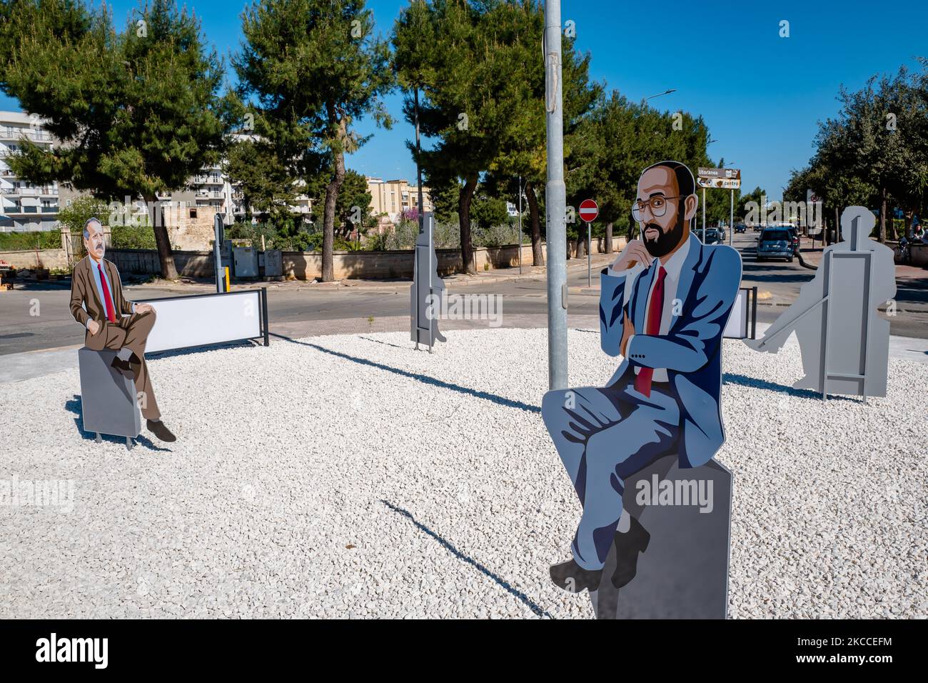 Die Silhouette von Paolo Borsellino und Sergio Cosmai wurde am 9. April 2021 an einem Kreisverkehr in Bisceglie installiert. Gestern wurde die Insel der Legalität eingeweiht, der Kreisverkehr an der Kreuzung der Via Giuliani, der Via Fragata und der Via Cala dell'Arciprete in Bisceglie, wo vier lebensgroße Blechumrisse mit den Männern, die den Kampf gegen die Mafia symbolisieren, installiert wurden: Die Richter Paolo Borsellino und Giovanni Falcone, der Journalist Peppino Impastato, der Direktor des Cosenza-Gefängnisses Sergio Cosmai, ein Bürger von Bisceglie. Das Projekt wurde von den Schülern und dem Schulbetreff geleitet Stockfoto