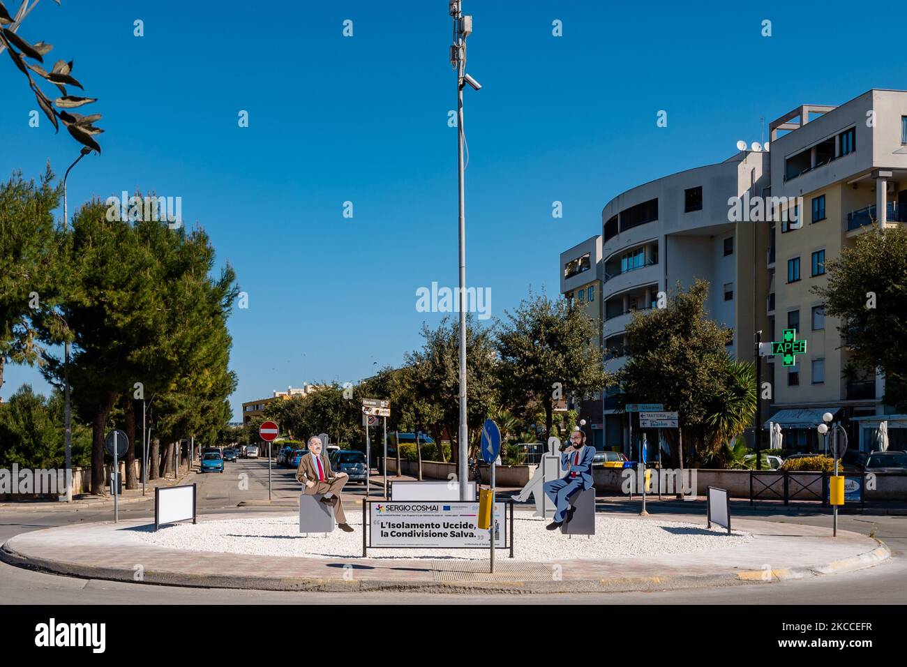Der Kreisverkehr mit vier installierten Silhouetten mit Paolo Borsellino, Giovanni Falcone, Peppino Impastato und Sergio Cosmai in Bisceglie, 9. April 2021 Gestern wurde die Insel der Legalität eingeweiht, der Kreisverkehr an der Kreuzung der Via Giuliani, der Via Fragata und der Via Cala dell'Arciprete in Bisceglie, Dort wurden vier lebensgroße Blechschürzen mit den Männern aufgestellt, die den Kampf gegen die Mafia symbolisieren: Die Richter Paolo Borsellino und Giovanni Falcone, der Journalist Peppino Impastato, der Direktor des Gefängnisses von Cosenza, Sergio Cosmai, ein Bürger von Bisceglie. Der Profi Stockfoto