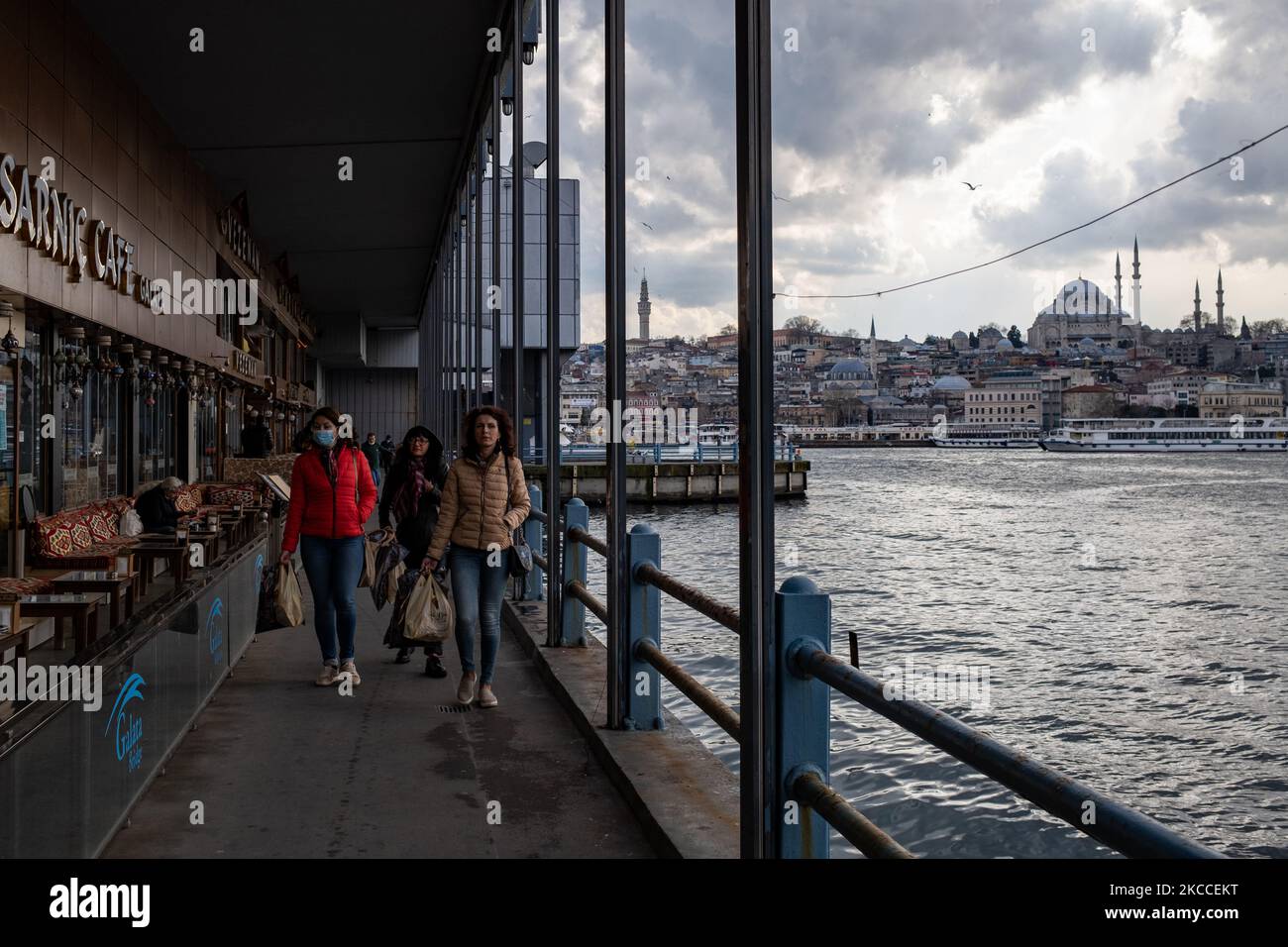 Tägliches Leben in Istanbul, Türkei am 9. April 2021 vor der Sperrstunde am Wochenende im Rahmen der COVID-19-Beschränkungen. Die türkische Regierung hat aufgrund der Zunahme der COVID-19-Fälle eine Sperrung während des kommenden Ramadan-Feiertags und -Wochenendes angekündigt. Wie Präsident Erdogan mitteilte, werden samstags wieder Ausgangssperren am Wochenende stattfinden. Während des Ramadan bieten Restaurants und Cafés nur Lieferservice zum Mitnehmen an. (Foto von Erhan Demirtas/NurPhoto) Stockfoto