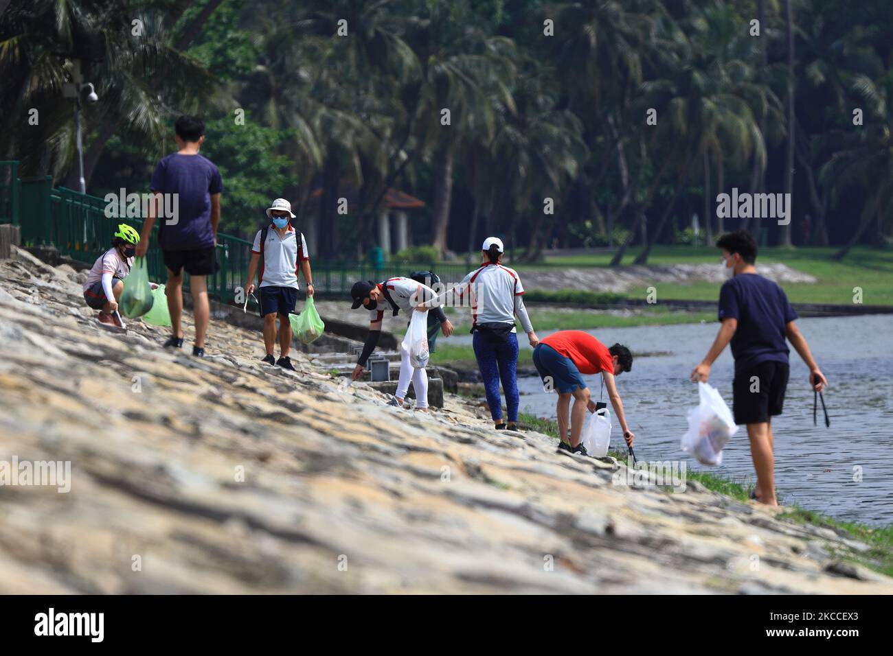 Am 10. April 2021 sammeln Menschen in Singapur Müll am Flussufer. (Foto von Suhaimi Abdullah/NurPhoto) Stockfoto