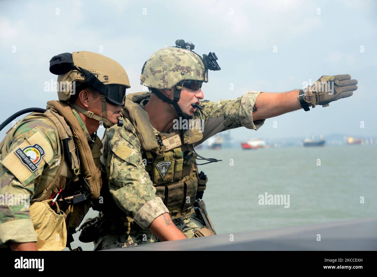 Boatswain's Mate kommuniziert mit einem Kopaska der indonesischen Marine. Stockfoto