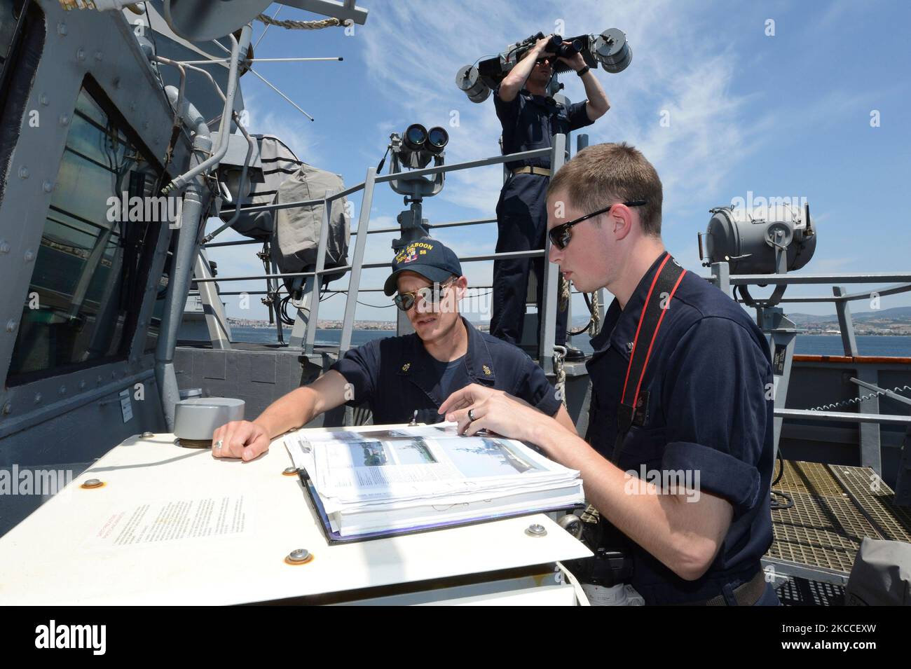 Seeleute der US Navy suchen an Bord der USS Laboon durch einen Reiseführer. Stockfoto