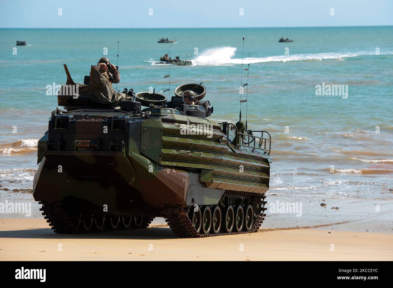 US-Marineinfanteristen üben einen amphibischen Angriff mit amphibischen Angriffsfahrzeugen. Stockfoto