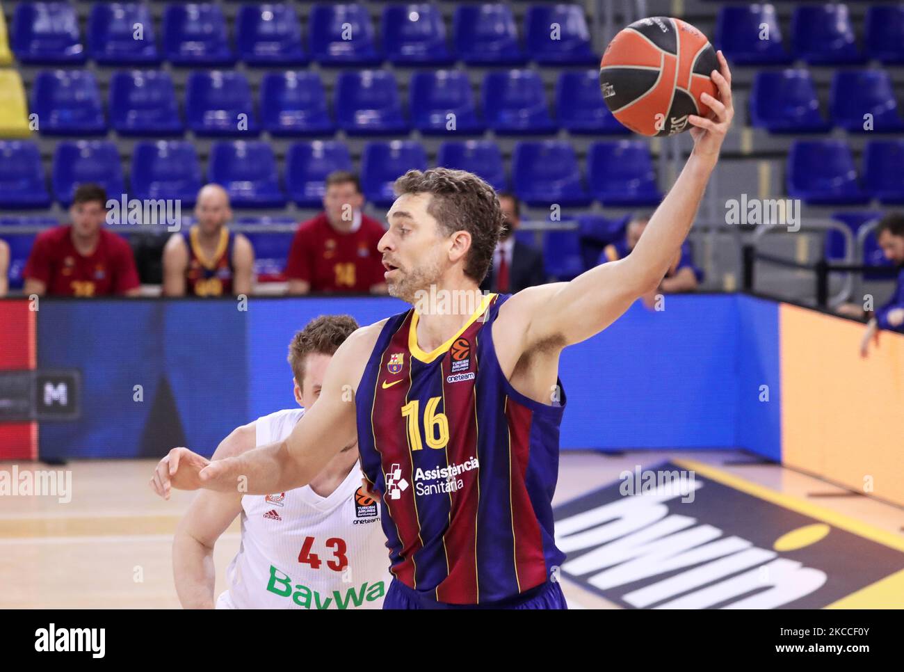 Zwanzig Jahre nachdem er den FC Barcelona verlassen hat, um in der NBA zu spielen, gibt Pau Gasol sein Debüt mit dem Barça-Shirt im Spiel gegen Bayern München, was der 34. Woche der Euroleague entspricht, die am 09.. April 2021 im Palau Blaugrana in Barcelona, Spanien, gespielt wurde. (Foto von Joan Valls/Urbanandsport/NurPhoto) Stockfoto