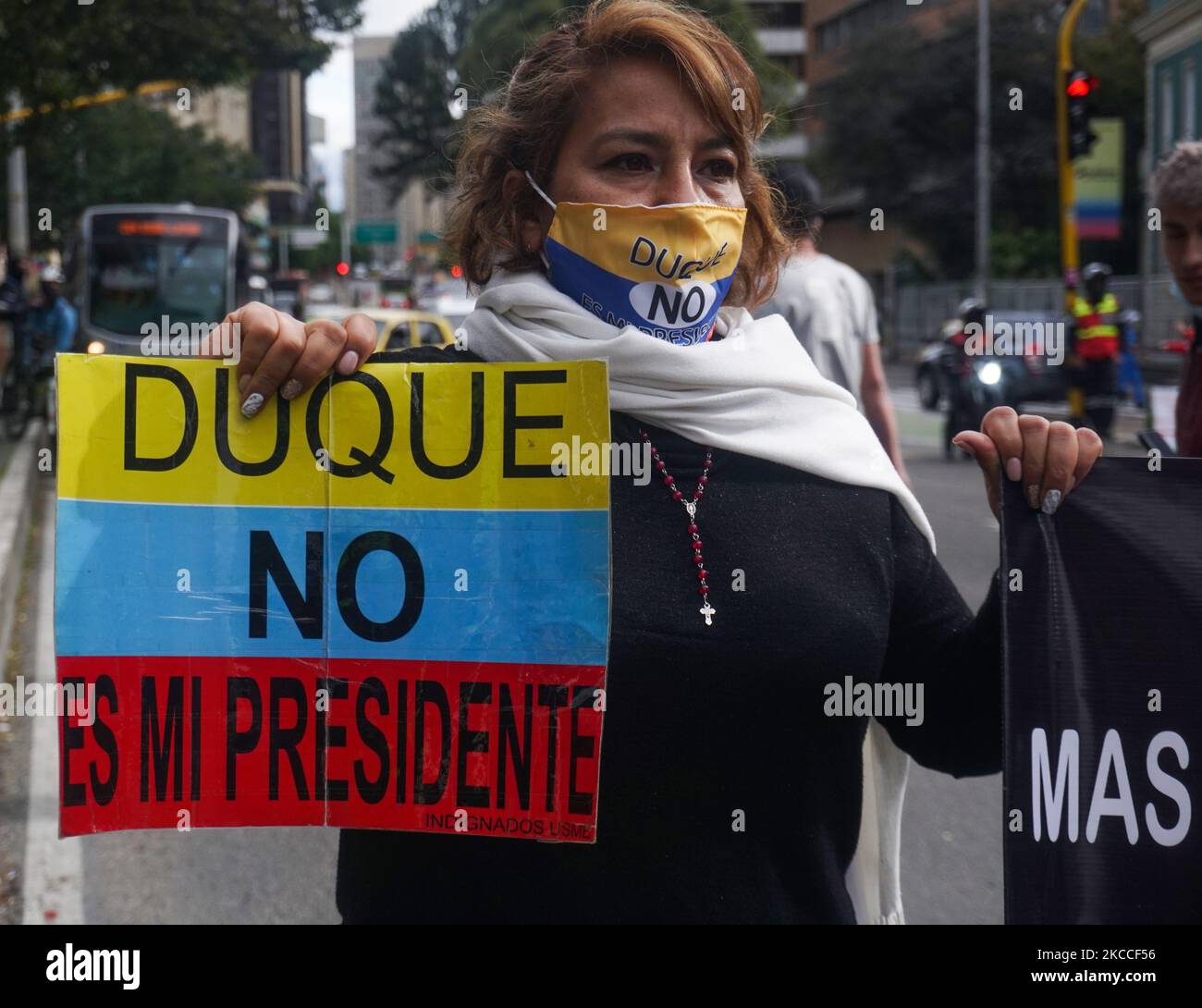 Eine Frau trägt ein Zeichen, das besagt, dass „Duque nicht mein Präsident ist“, bei dem Protest am internationalen Opfertag in Bogota, Kolumbien, am 9. April 2021. (Foto von Daniel Garzon Herazo/NurPhoto) Stockfoto