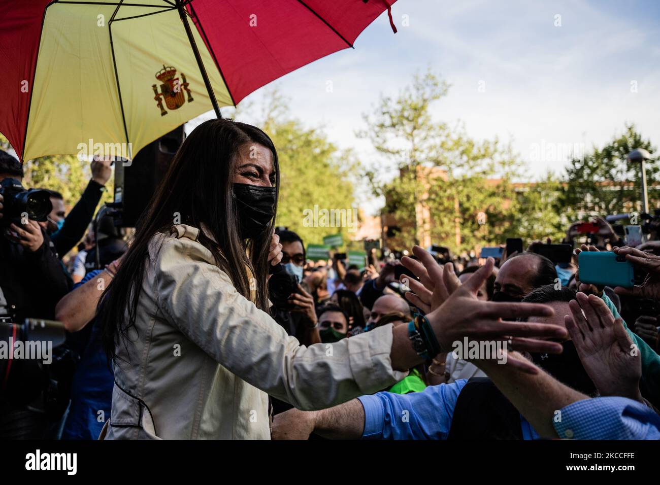 Die rechtsextreme Partei Vox-Sprecherin im parlament Macarena Olona schüttelt die Hände mit den Anhängern während der Präsentation des Vox-Kandidaten für die Regionalwahlen in Madrid am 7. April 2021 im Madrider Vorort Vallecas. (Foto von Jon Imanol Reino/NurPhoto) Stockfoto Die rechtsextreme Partei Vox-Sprecherin im parlament Macarena Olona schüttelt die Hände mit den Anhängern während der Präsentation des Vox-Kandidaten für die Regionalwahlen in Madrid am 7. April 2021 im Madrider Vorort Vallecas. (Foto von Jon Imanol Reino/NurPhoto) Stockfoto