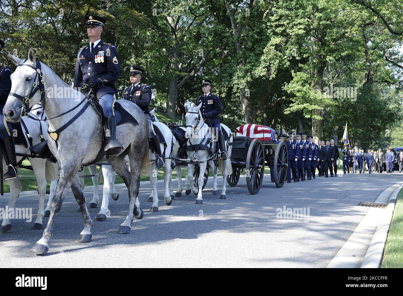 Mitglieder der Alten Garde begleiten einen gefallenen Soldaten auf den Nationalfriedhof von Arlington, Virginia. Stockfoto