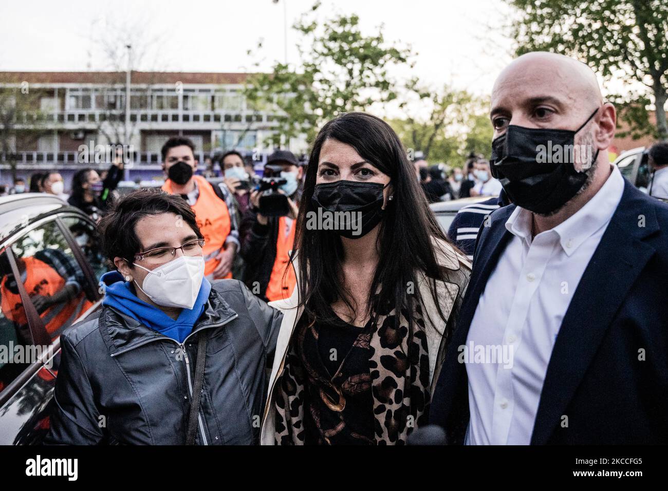 Die rechtsextreme Partei Vox-Sprecherin im parlament Macarena Olona (C) stellt sich während der Präsentation des Vox-Kandidaten für die Regionalwahlen in Madrid am 7. April 2021 im Madrider Vorort Vallecas vor. (Foto von Jon Imanol Reino/NurPhoto) Stockfoto Die rechtsextreme Partei Vox-Sprecherin im parlament Macarena Olona (C) stellt sich während der Präsentation des Vox-Kandidaten für die Regionalwahlen in Madrid am 7. April 2021 im Madrider Vorort Vallecas vor. (Foto von Jon Imanol Reino/NurPhoto) Stockfoto