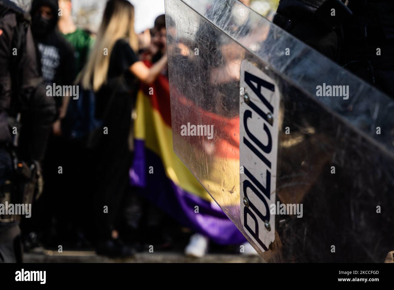 Die rechtsextreme spanische Partei stellt am 7. April 2021 die Wahlliste im Arbeiterviertel Vallecas, Madrid, Spanien, vor. Demonstranten mit republikanischer Flagge vor der Polizei. Der Akt hat zu Zusammenstößen zwischen Antifaschisten und VOX-Wählern und Anklagen der Polizei geführt, nachdem Parteichef Santiago Abascal versucht hatte, die Polizeikordon zu überstürzen und antifaschistische Demonstranten zu konfrontieren. (Foto von Jon Imanol Reino/NurPhoto) Stockfoto