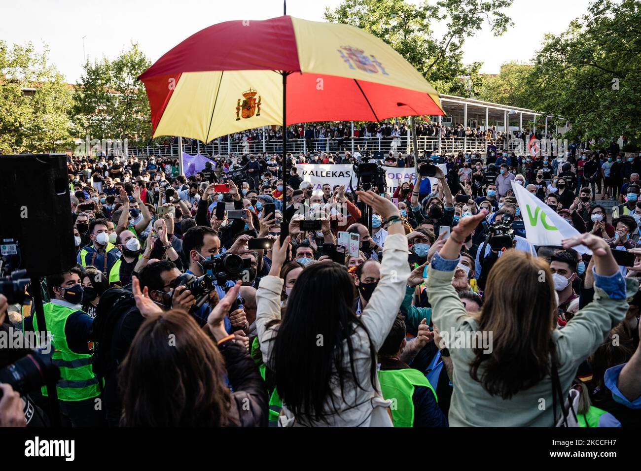 Die spanische rechtsextreme Partei stellt am 7. April 2021 die Wahlliste im Arbeiterviertel Vallecas, Madrid, Spanien, vor. Der Abgeordnete von VOX Macarena Olona kommt zu dem von der Polizei eskortierten Akt. Der Akt hat zu Zusammenstößen zwischen Antifaschisten und VOX-Wählern und Anklagen der Polizei geführt, nachdem Parteichef Santiago Abascal versucht hatte, die Polizeikordon zu überstürzen und antifaschistische Demonstranten zu konfrontieren. (Foto von Jon Imanol Reino/NurPhoto) Stockfoto Die spanische rechtsextreme Partei stellt am 7. April 2021 die Wahlliste im Arbeiterviertel Vallecas, Madrid, Spanien, vor. Der Abgeordnete von VOX Macarena Olona kommt zu dem von der Polizei eskortierten Akt. Der Akt hat zu Zusammenstößen zwischen Antifaschisten und VOX-Wählern und Anklagen der Polizei geführt, nachdem Parteichef Santiago Abascal versucht hatte, die Polizeikordon zu überstürzen und antifaschistische Demonstranten zu konfrontieren. (Foto von Jon Imanol Reino/NurPhoto) Stockfoto