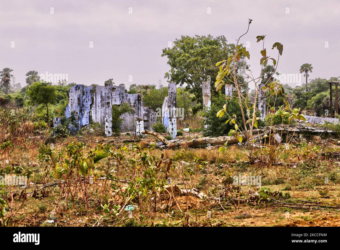 Überreste eines Gebäudes, das durch einen der zahlreichen Bombenangriffe während des Bürgerkrieges in Mugamalai, Sri Lanka, zerstört wurde. Dies ist nur eine der vielen Erinnerungen an die tiefen Narben, die während des 26-jährigen Bürgerkrieges zwischen der srilankischen Armee und der LTTE (Liberation Tigers of Tamil Eelam) entstanden sind. Die Vereinten Nationen schätzen, dass während des Krieges etwa 40.000 Menschen getötet wurden. (Foto von Creative Touch Imaging Ltd./NurPhoto) Stockfoto