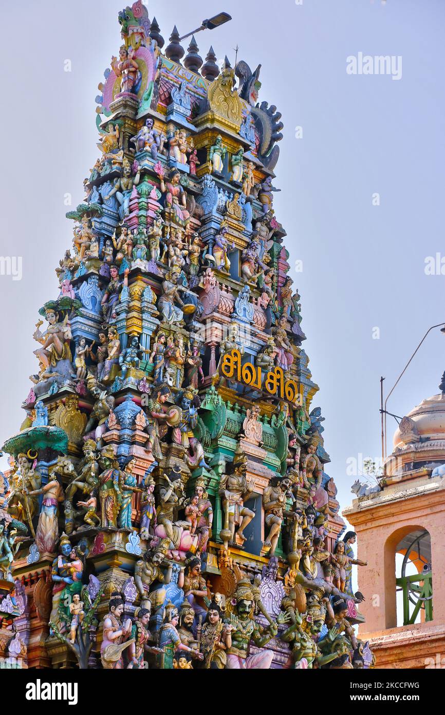 Komplizierte Figuren hinduistischer Gottheiten schmücken den Gopuram (Turm) des Karainagar Sivan Temple (Eezhathu Chidambaram) in Karainagar, Sri Lanka. Dieser alte Tempel befindet sich an der Nordspitze der Insel Karainagar, vor der Jaffna-Küste. (Foto von Creative Touch Imaging Ltd./NurPhoto) Stockfoto