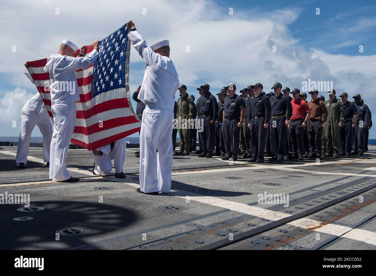 Die Wahlberechtigten des Chief Petty Officers zeigen während einer Gedenkfeier 9/11 eine amerikanische Flagge. Stockfoto