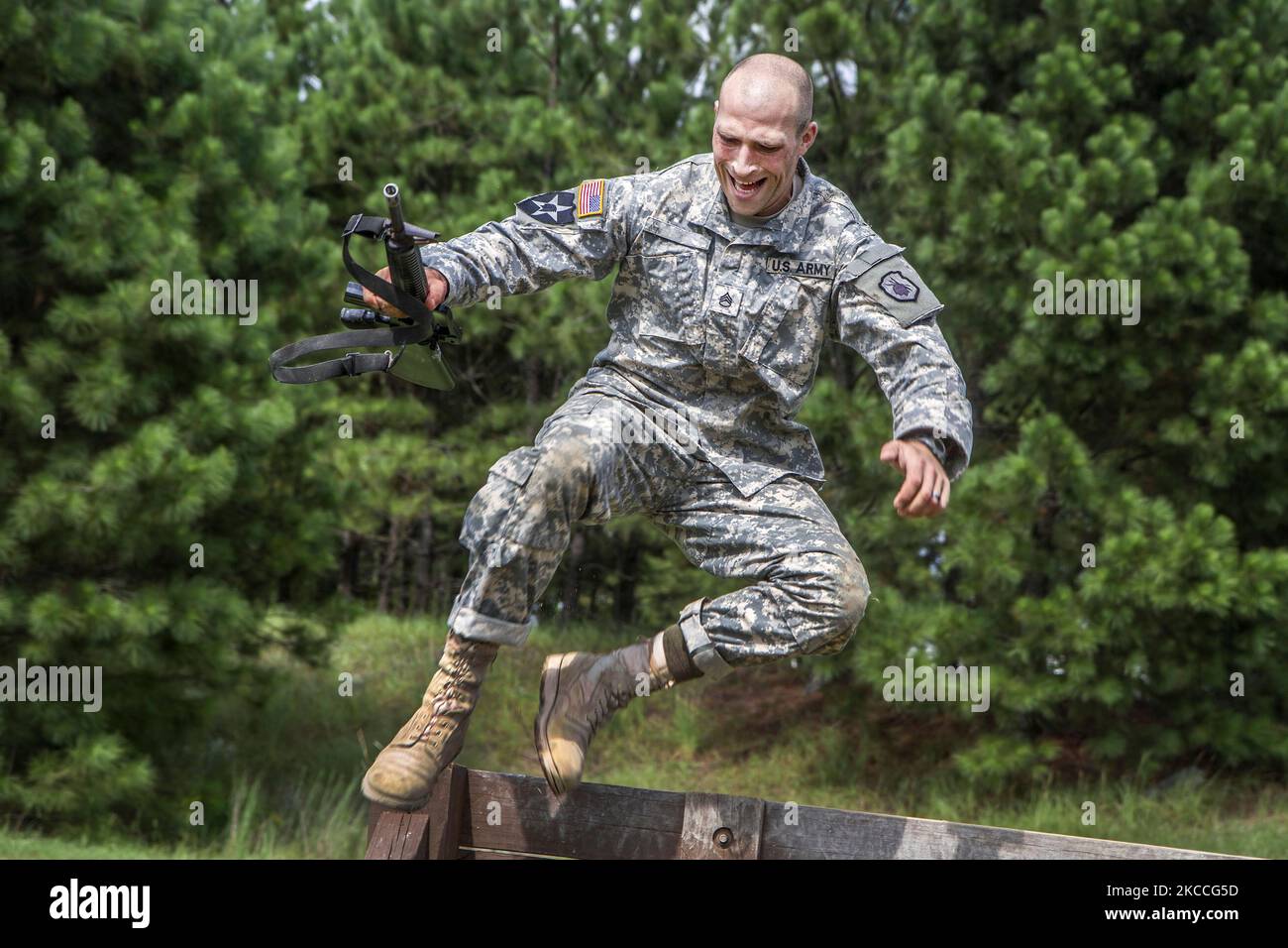 Der US-Armeesoldat springt auf einem Hindernisparcours über die Wand. Stockfoto