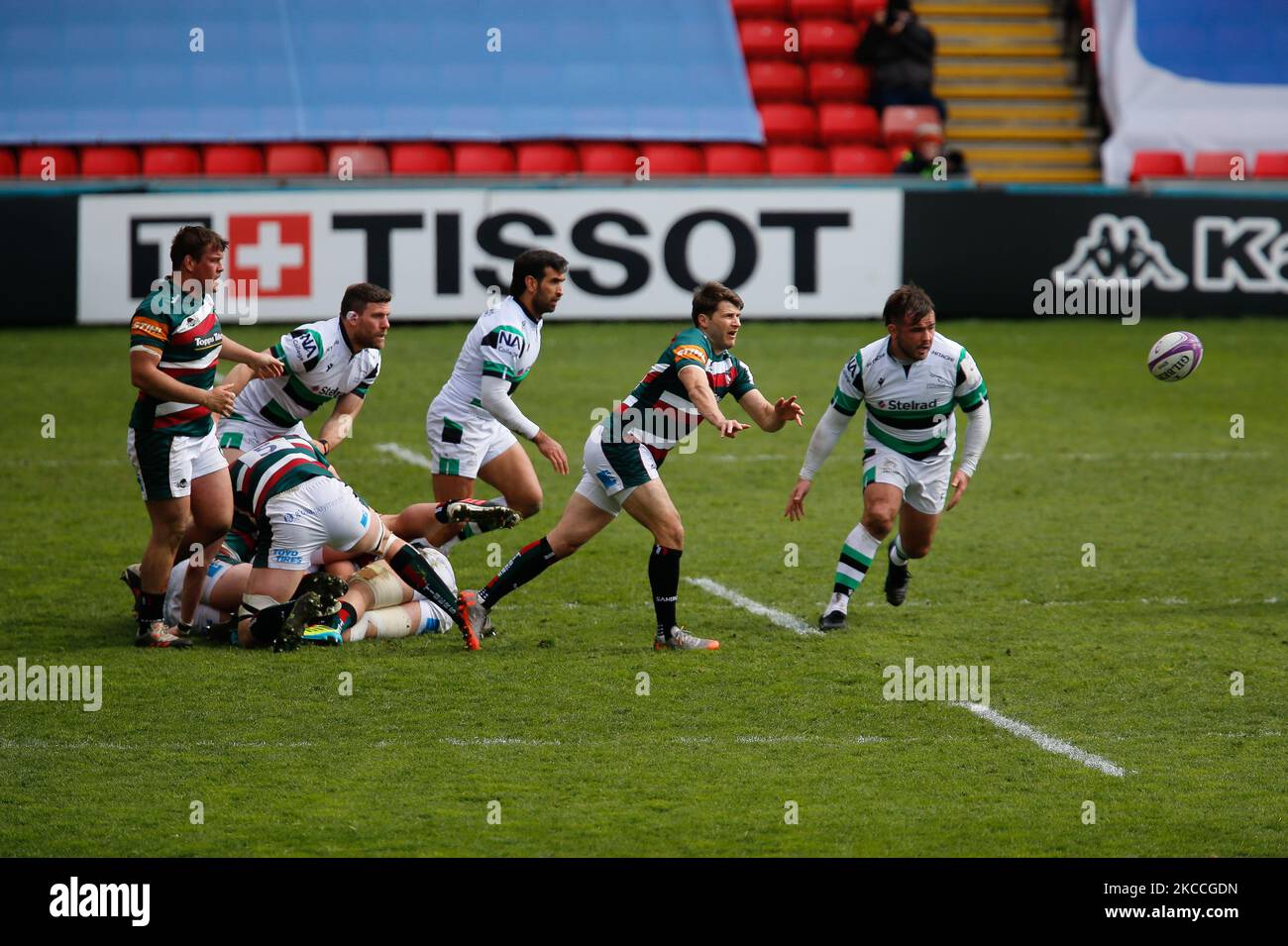 Richard Wigglesworth von Leicester Tigers schießt am 10.. April 2021 einen Pass beim Finale des European Rugby Challenge Cup Quarter zwischen Leicester Tigers und Newcastle Falcons in der Welford Road, Leicester, England. (Foto von Chris Lishman/MI News/NurPhoto) Stockfoto