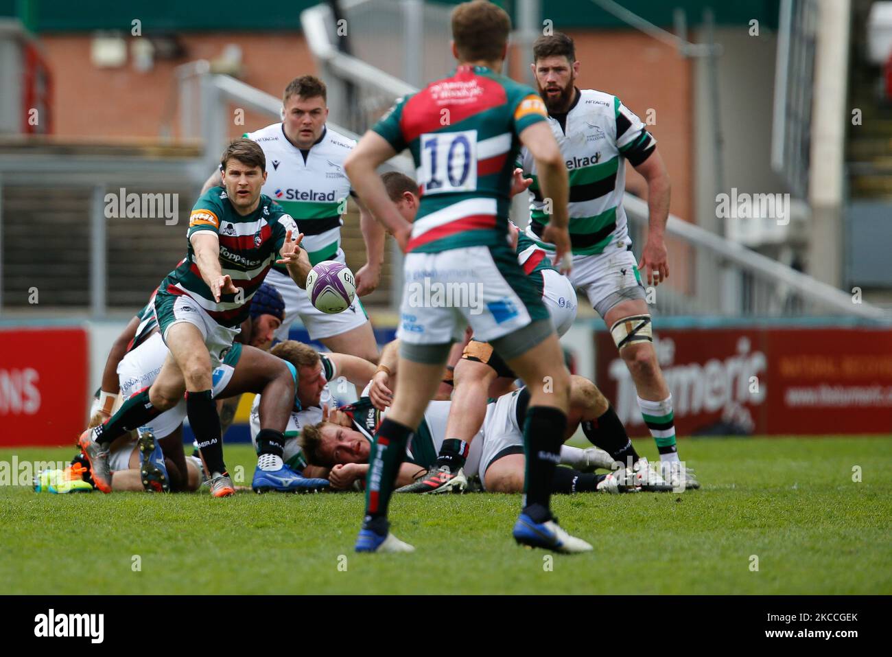 Richard Wigglesworth von Leicester Tigers geht am 10.. April 2021 in der Welford Road, Leicester, England, an Johnny McPhillips von Leicester Tigers von einem Ruck beim European Rugby Challenge Cup Quarter Final zwischen Leicester Tigers und Newcastle Falcons vorbei. (Foto von Chris Lishman/MI News/NurPhoto) Stockfoto