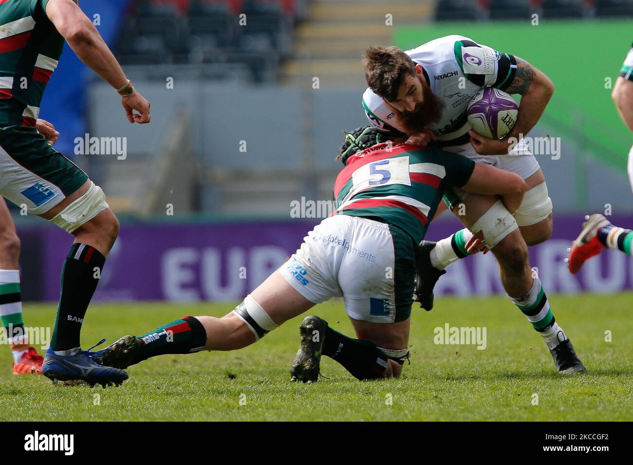 Gary Graham von Falcons nimmt Cameron Henderson von Leicester Tigers während des European Rugby Challenge Cup Quarter Final Match zwischen Leicester Tigers und Newcastle Falcons am 10.. April 2021 in der Welford Road, Leicester, England, in den Kampf auf. (Foto von Chris Lishman/MI News/NurPhoto) Stockfoto