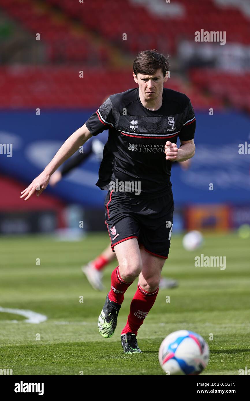 Conor McGrandles von Lincoln City erwärmt sich am 10.. April 2021 vor dem Sky Bet League 1-Spiel zwischen Lincoln City und Blackpool im LNER Stadium, Lincoln, England. (Foto von James Holyoak/MI News/NurPhoto) Stockfoto